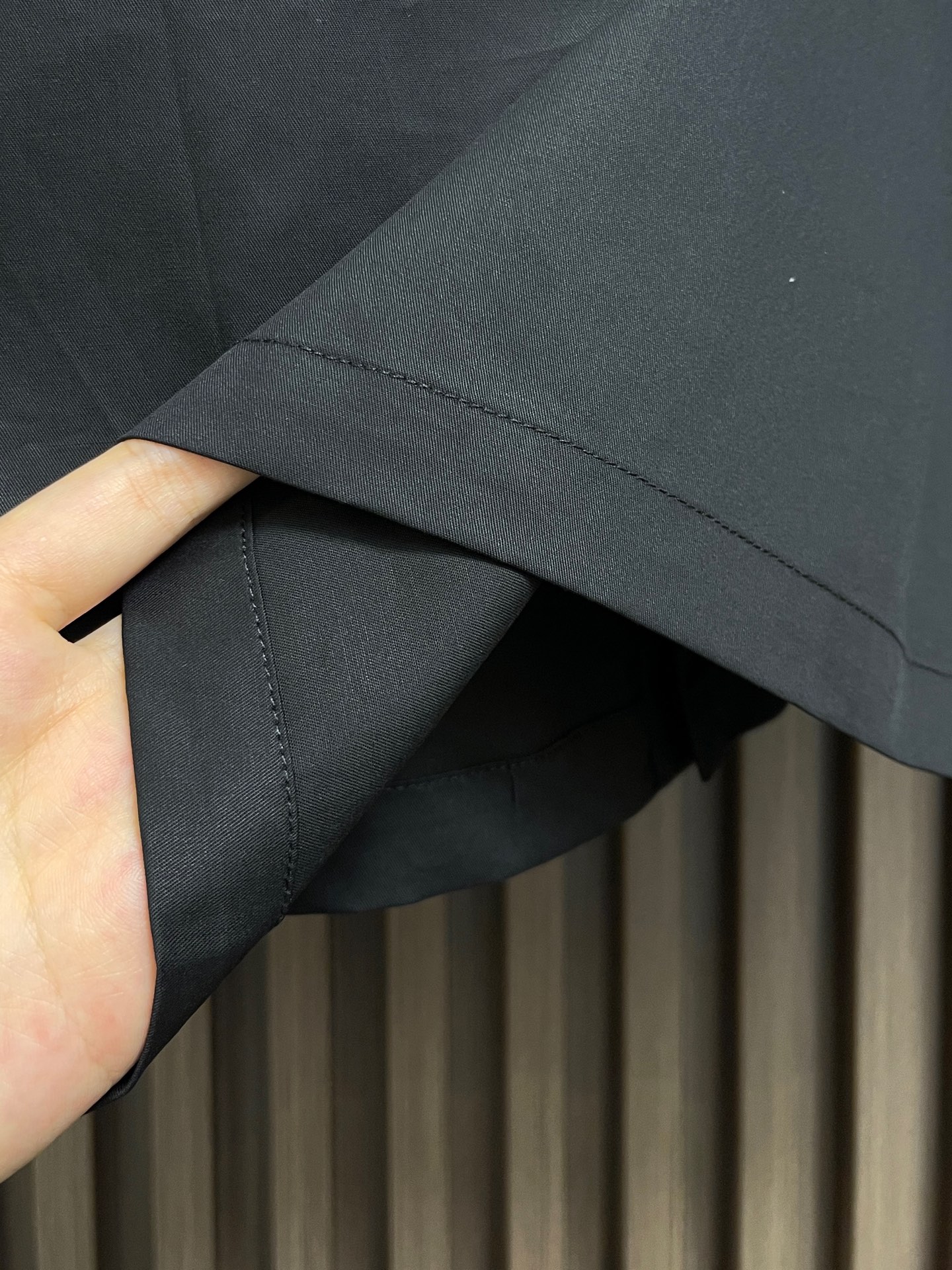 🛒🛒LV 2026ss早春 口袋压花长袖衬衫，本款衬衫取材顺滑棉质府绸，以隐藏式前襟烘托简洁风范，可为早