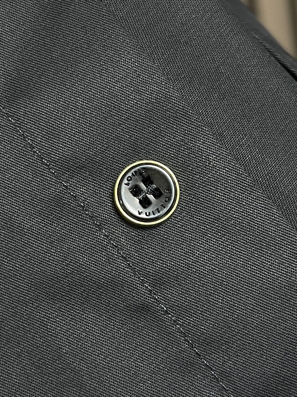 🛒🛒LV 2026ss早春 口袋压花长袖衬衫，本款衬衫取材顺滑棉质府绸，以隐藏式前襟烘托简洁风范，可为早