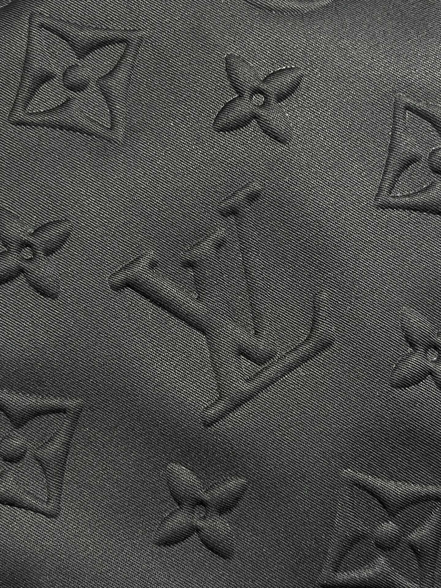 🛒🛒LV 2026ss早春 口袋压花长袖衬衫，本款衬衫取材顺滑棉质府绸，以隐藏式前襟烘托简洁风范，可为早