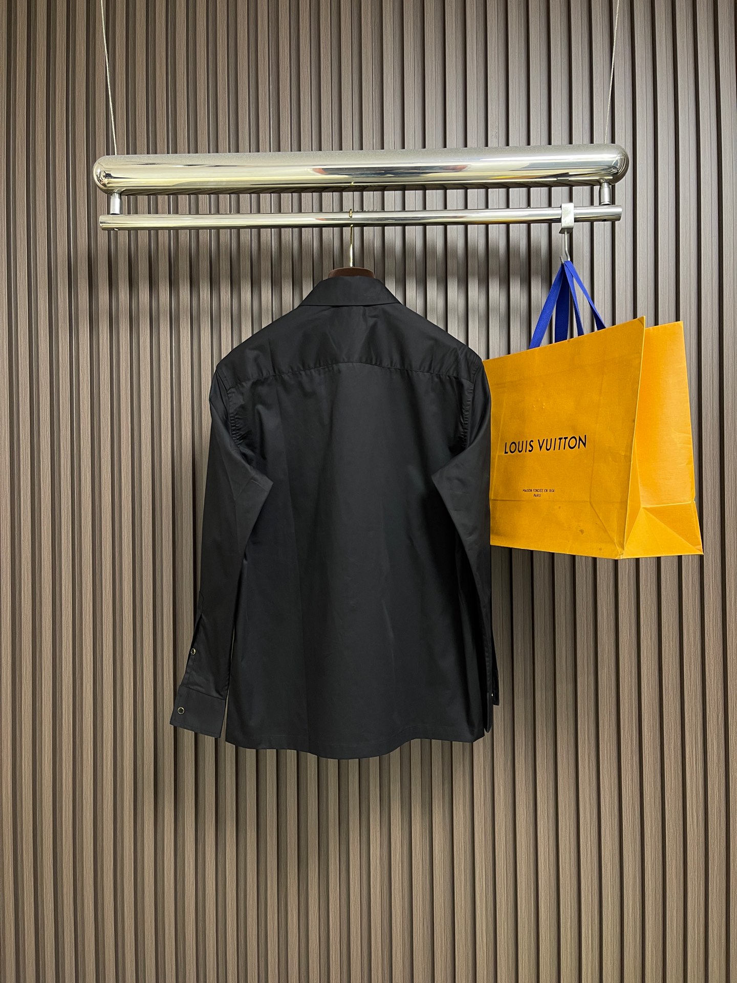 🛒🛒LV 2026ss早春 口袋压花长袖衬衫，本款衬衫取材顺滑棉质府绸，以隐藏式前襟烘托简洁风范，可为早