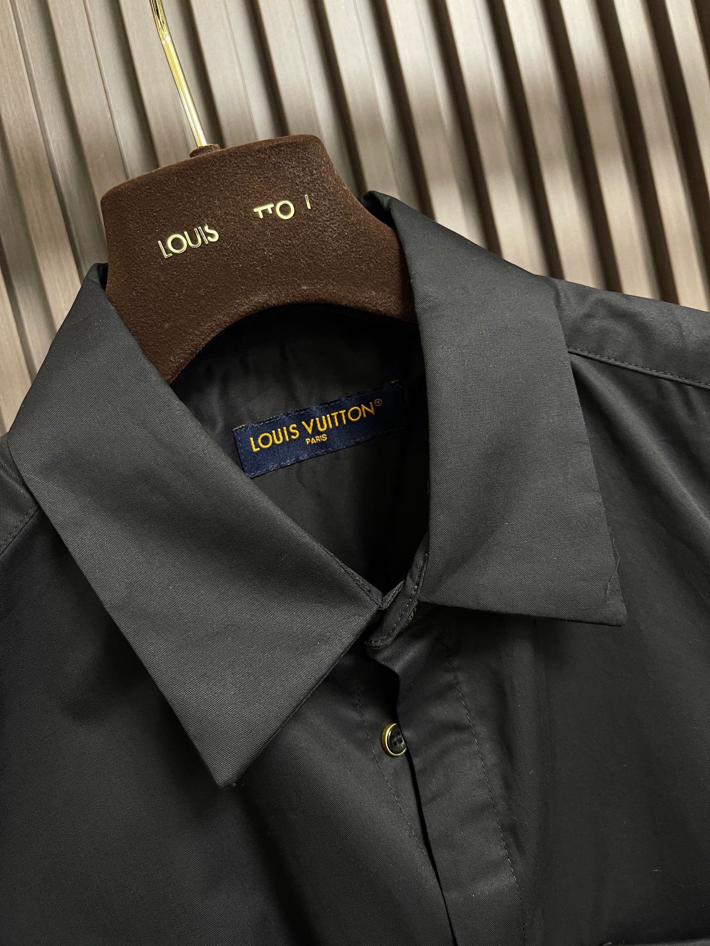 🛒🛒LV 2026ss早春 口袋压花长袖衬衫，本款衬衫取材顺滑棉质府绸，以隐藏式前襟烘托简洁风范，可为早