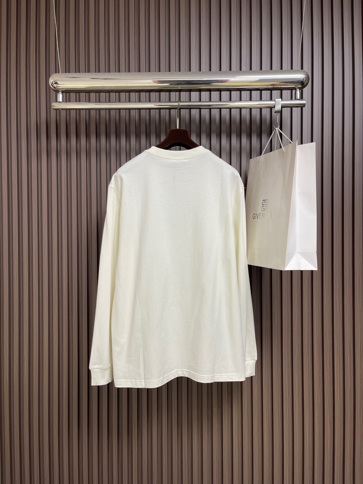 🛒🛒Burberry 格纹战马长袖T恤卫衣，甄选棉纤混纺面料，触感软而不塌，贴肤是恰到好处的舒适；胸前的