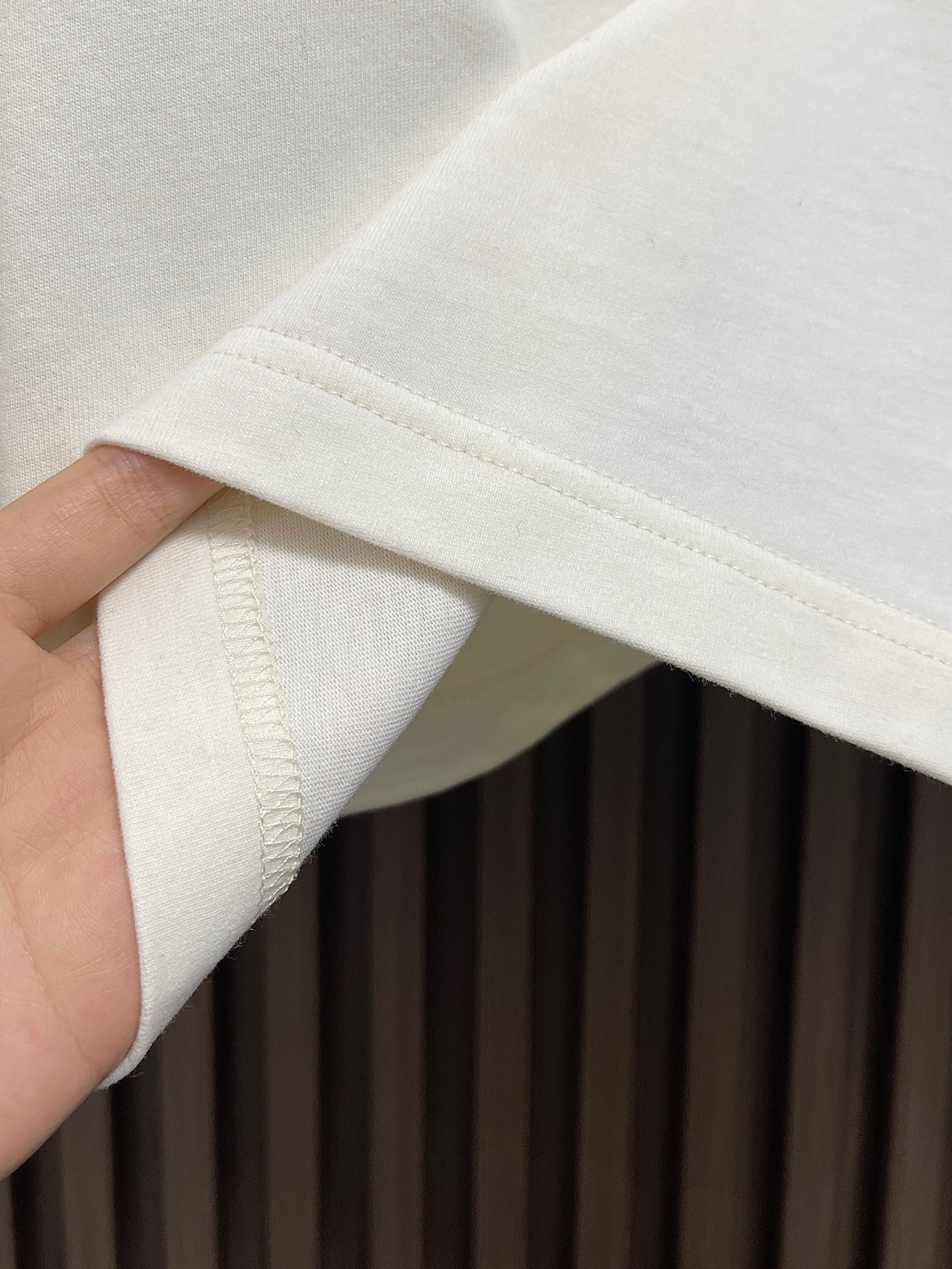 🛒🛒Burberry 格纹战马长袖T恤卫衣，甄选棉纤混纺面料，触感软而不塌，贴肤是恰到好处的舒适；胸前的