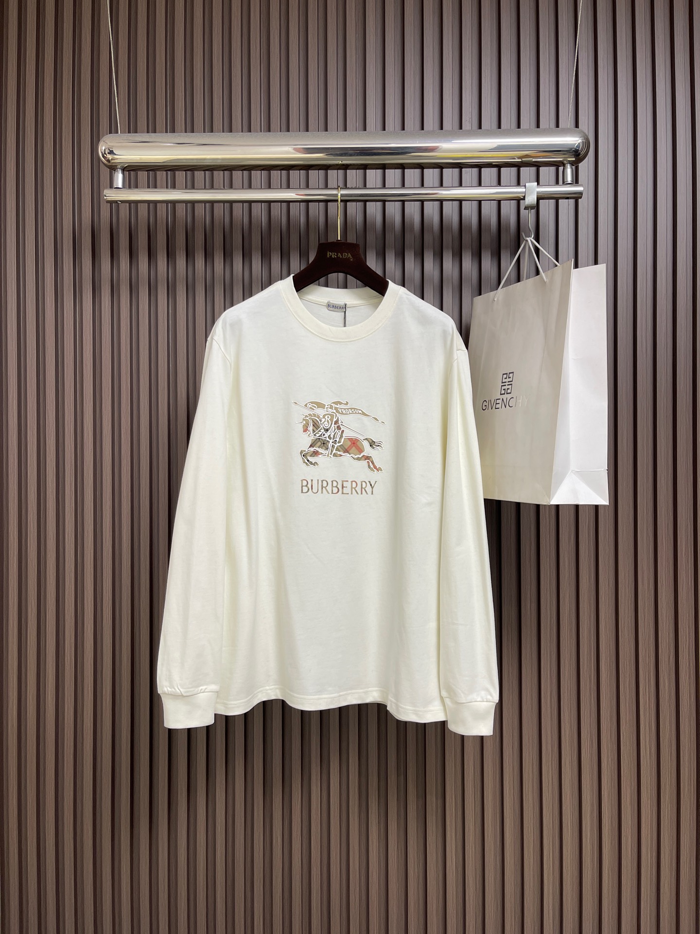 NO:683131,Burberry  The plaid war horse long-sleeved T-shirt sweatshirt is made of cotton blended fabric, which feels soft but not collapsed, and is just right and comfortable against the skin; the war horse badge on the chest is the soul highlight - the knight's armor, presented in contrasting plaid colors, breaking the heavy feeling of the traditional badge. The vivid colors hide the exquisite details of British genes, and even the 'B' logo on the badge has its own low-key recognition. The loose version is suitable for various body shapes, and the basis of round neck + neat cuffs  The style can be worn alone to create a casual and relaxed feel, or layered as a layer to create a layered look. The routing of the factory craftsmanship is fine and smooth, and every stitch hides a texture that can withstand scrutiny. Whether worn with jeans for a casual street style, or with a suit with a light and sophisticated British tone, it can use the contrast of 'classic badges + fresh colors' to make daily wear out of dullness, revealing an effortless high-end freshness in a low-key manner. Size XS-L  XS size shoulder width 49, chest size 114, length 74, size S, size shoulder width 50, size chest 118, length 76, size M, size shoulder width 51, size bust 122 size, length 78 size L, size shoulder width 52, chest size 126, length 80, burberry, hoodie, sweatshirts, tees, t-shirt, business suit,19860909Burberry 格纹战马长袖T恤卫衣,甄选棉纤混纺面料,触感软而不塌,贴肤是恰到好处的舒适；胸前的战马徽章是灵魂亮点——骑士铠甲、以格纹撞色呈现,打破传统徽章的厚重感,鲜活配色里藏着英伦基因的精致细节,连徽章上的“B”标识都自带低调辨识度.宽松版型适配各种身形,圆领+利落袖口的基础款型,既能单穿撑起休闲松弛感,也能叠穿打底衬出层次感；大厂工艺的走线细密平整,每一处针脚都藏着经得起推敲的质感.不管是搭牛仔走随性街头风,还是配西装凹轻熟英伦调,它都能以“经典徽章+鲜活色彩”的反差感,让日常穿搭跳出沉闷,在低调中透出不费力的高级鲜活感.尺码XS-L XS码肩宽49 胸围114衣长74  S码肩宽50 胸围118衣长76  M码 肩宽51胸围122衣长78 L码 肩宽52 胸围126衣长80,,burberry,hoodie,sweatshirts,tees，t-shirt,business suit,,Men's clothing