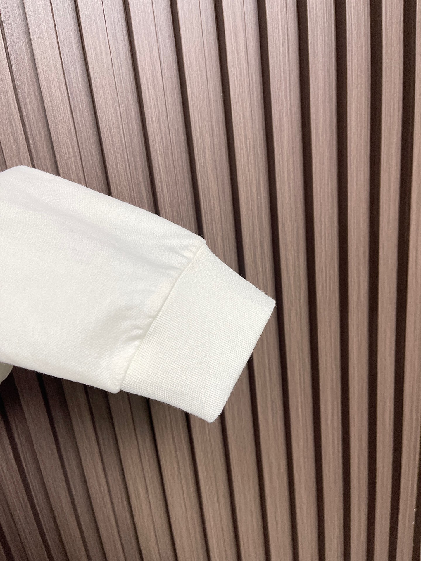 🛒🛒Burberry 格纹战马长袖T恤卫衣，甄选棉纤混纺面料，触感软而不塌，贴肤是恰到好处的舒适；胸前的