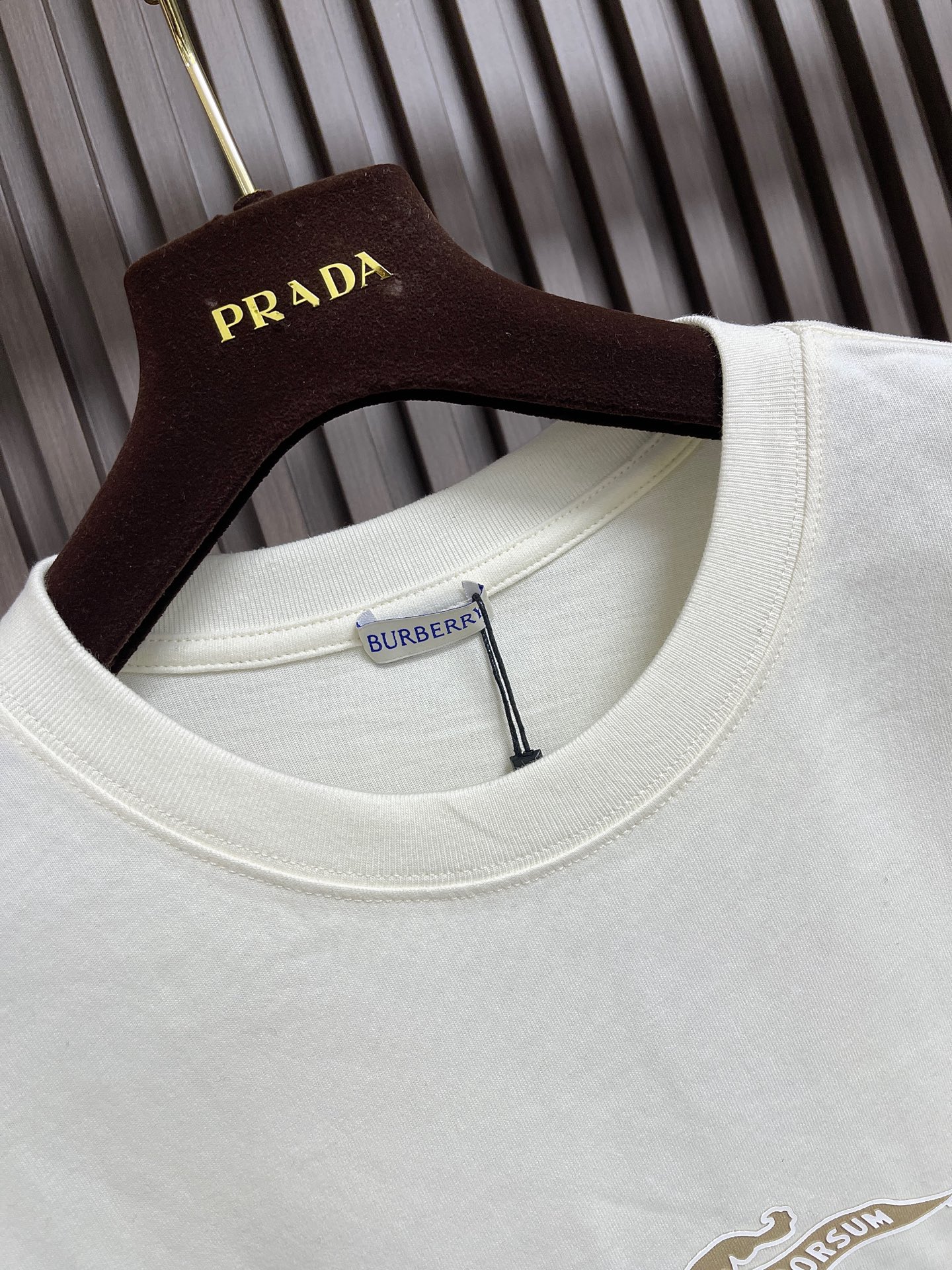 🛒🛒Burberry 格纹战马长袖T恤卫衣，甄选棉纤混纺面料，触感软而不塌，贴肤是恰到好处的舒适；胸前的