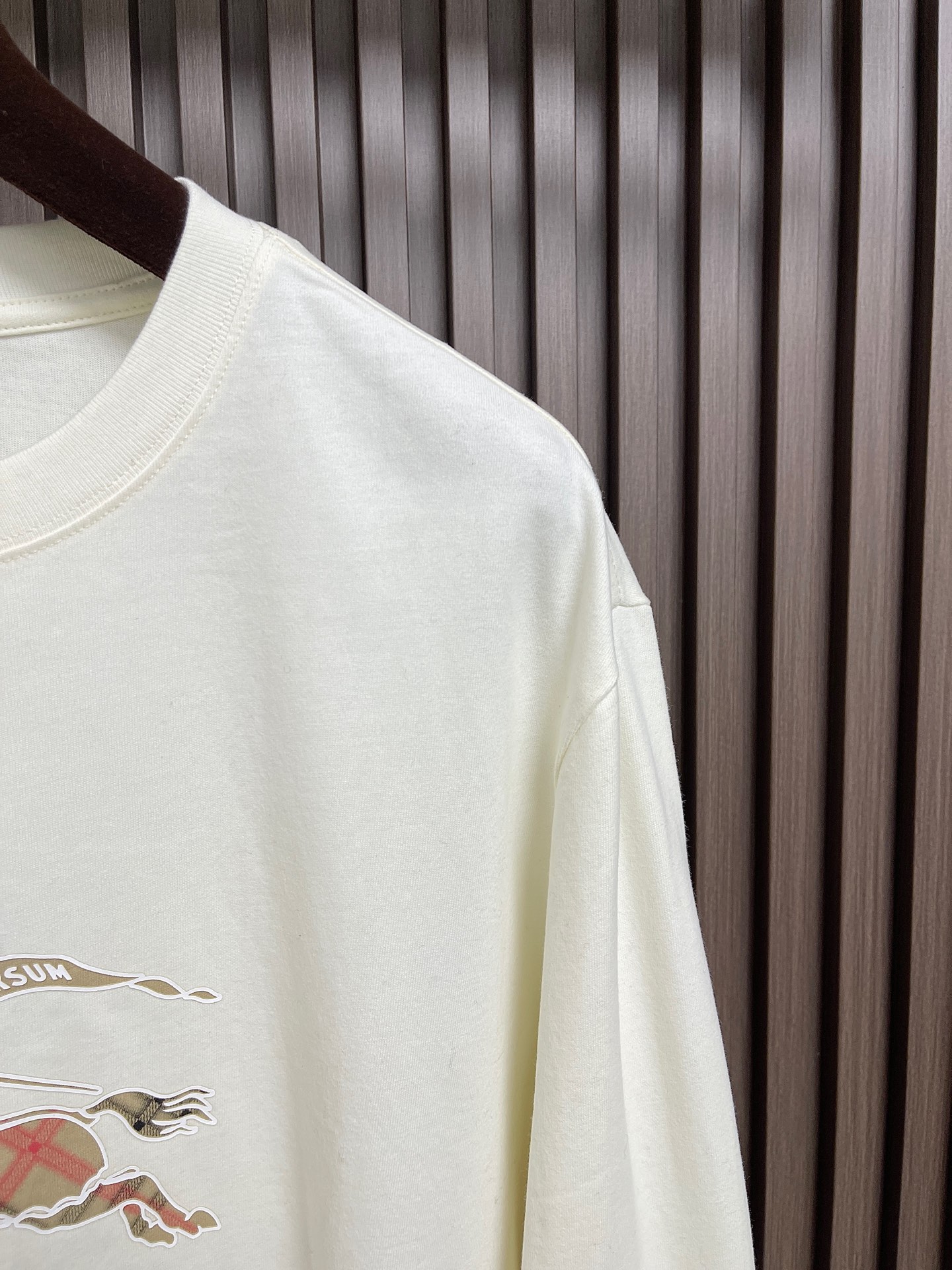 🛒🛒Burberry 格纹战马长袖T恤卫衣，甄选棉纤混纺面料，触感软而不塌，贴肤是恰到好处的舒适；胸前的