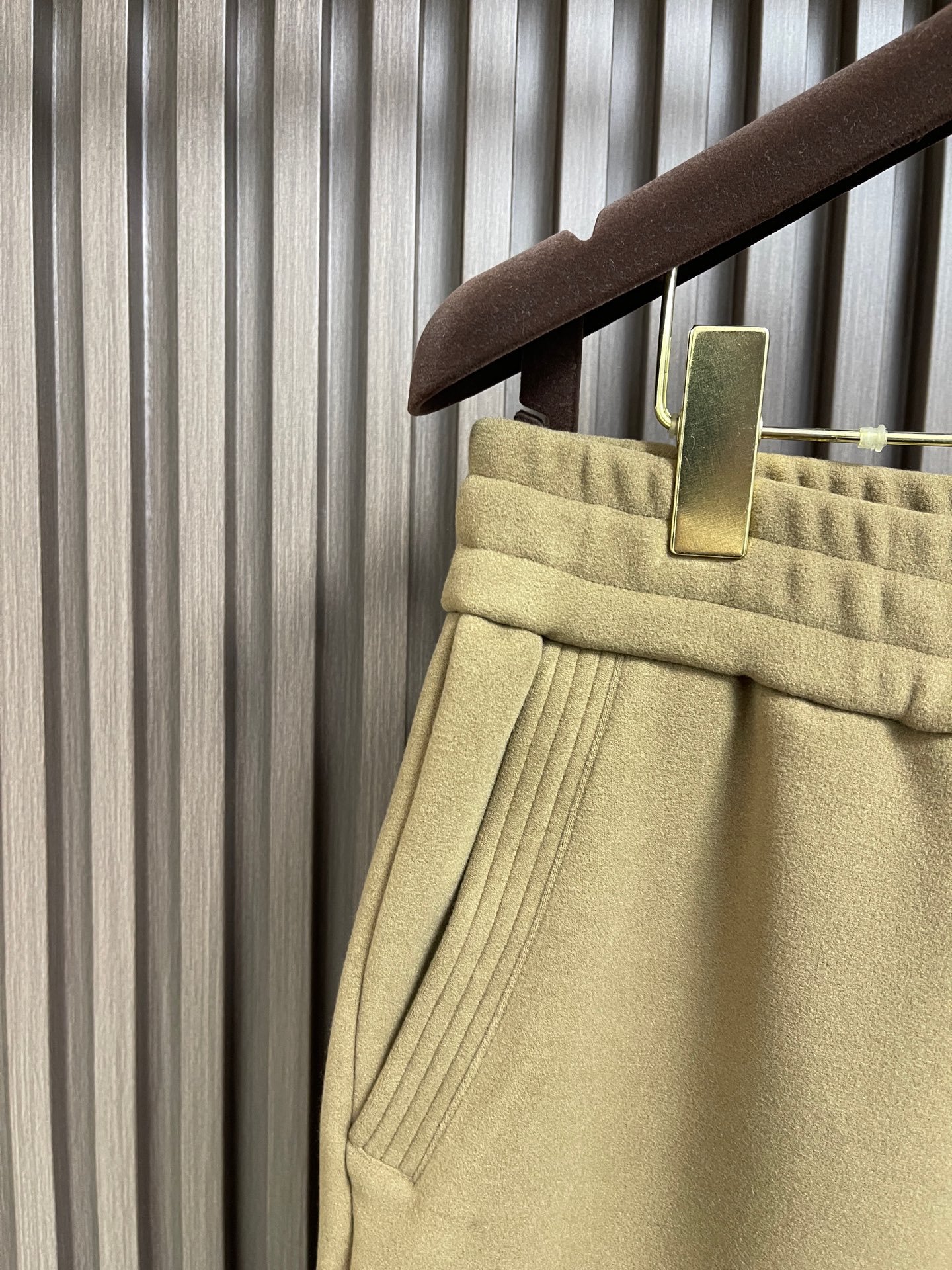 🛒🛒YSL 2025ss秋冬新款加绒休闲裤，冬日里的温柔铠甲，当寒风裹挟着冷意侵袭，一条高端休闲秋裤便是