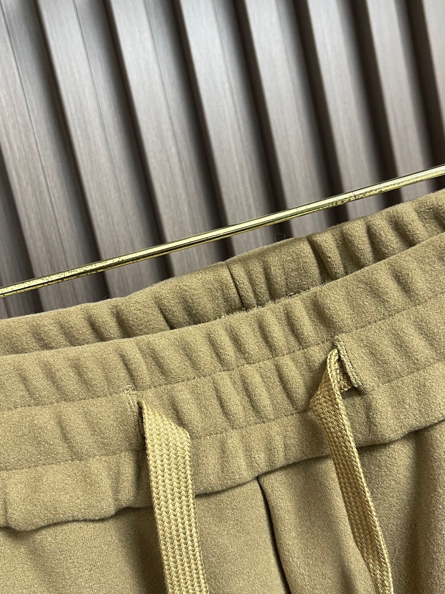 🛒🛒YSL 2025ss秋冬新款加绒休闲裤，冬日里的温柔铠甲，当寒风裹挟着冷意侵袭，一条高端休闲秋裤便是