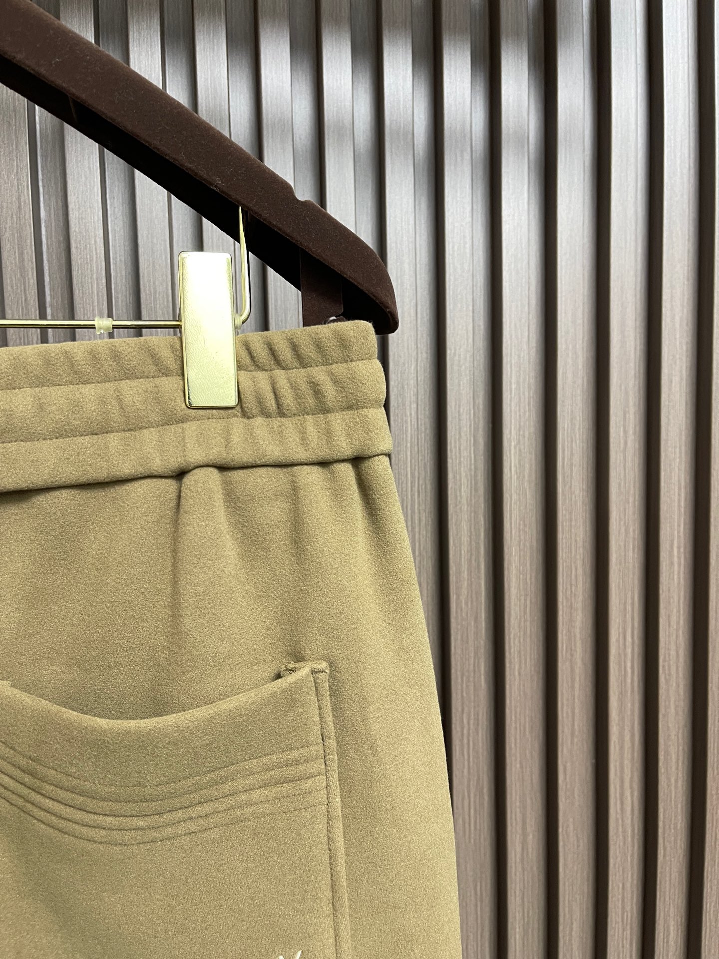 🛒🛒YSL 2025ss秋冬新款加绒休闲裤，冬日里的温柔铠甲，当寒风裹挟着冷意侵袭，一条高端休闲秋裤便是