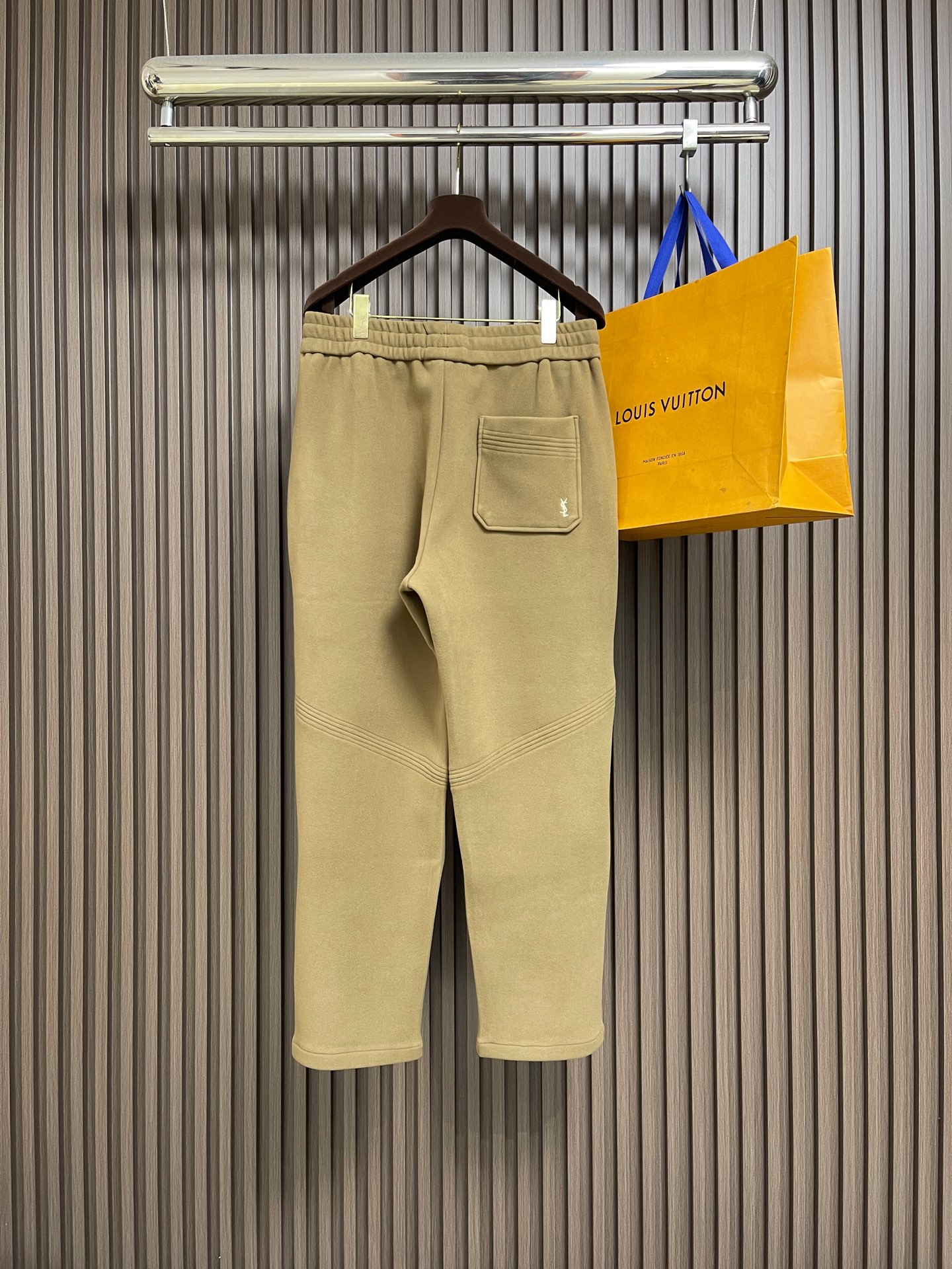 🛒🛒YSL 2025ss秋冬新款加绒休闲裤，冬日里的温柔铠甲，当寒风裹挟着冷意侵袭，一条高端休闲秋裤便是