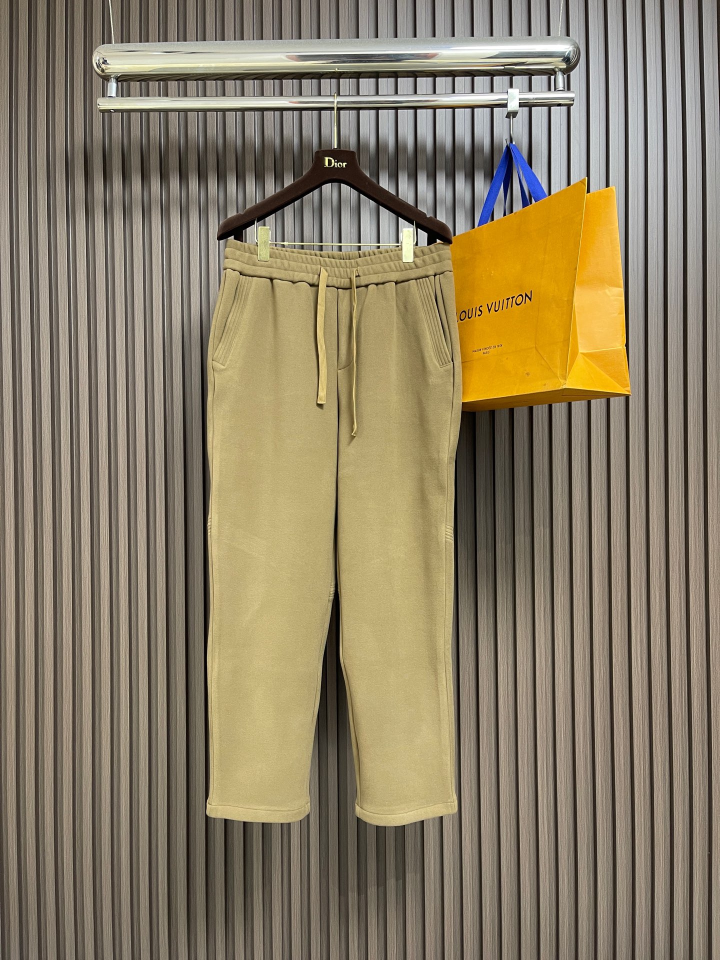 NO:683186,YSL  2025ss new autumn and winter velvet casual pants are gentle armor in winter. When the cold wind brings the coldness, a pair of high-end casual autumn pants is the most intimate 'warm baby' for the body. It is woven with German velvet material, as light as clouds, but it can lock in every inch of warmth, so that the legs can feel the spring even in the cold wind.  Day-like care, the high-waist slim design fits the waist line, and can be seamlessly penetrated by cold wind, as if it builds an invisible warm barrier for the body. It is by no means a pile of ordinary long johns, but a perfect fusion of fashion and comfort. The elastic fabric wraps the skin, is breathable and does not make you sweat, and you can lift your legs and squat as comfortably as the wind!  Size XS-L19860909YSL 2025ss秋冬新款加绒休闲裤,冬日里的温柔铠甲,当寒风裹挟着冷意侵袭,一条高端休闲秋裤便是身体最贴心的「暖宝宝」.它以德绒材质织就,轻柔如云朵,却能锁住每一寸温暖,让双腿在寒风中也能感受春日般的呵护,高腰修身设计,贴合腰部线条,冷风无缝可钻,仿佛为身体筑起一道隐形的温暖屏障.它绝非普通秋裤的堆砌,而是时尚与舒适的完美融合.弹性面料包裹肌肤,透气不闷汗,高抬腿、深蹲都自在如风！尺码XS-L XS码 腰围72腿围60 裤长100  S码 腰围76腿围62 裤长102 M码 腰围80腿围64 裤长104  L码 腰围84腿围66 裤长106,,saint laurent,,Men's clothing