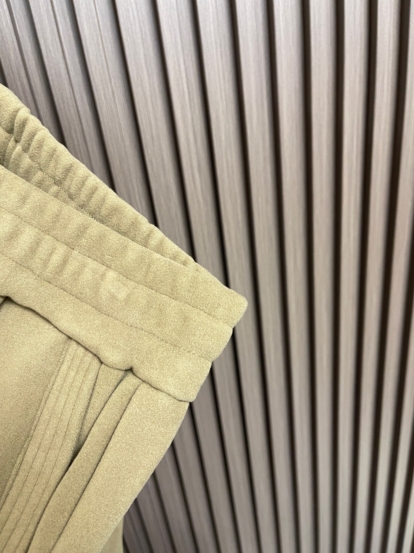 🛒🛒YSL 2025ss秋冬新款加绒休闲裤，冬日里的温柔铠甲，当寒风裹挟着冷意侵袭，一条高端休闲秋裤便是