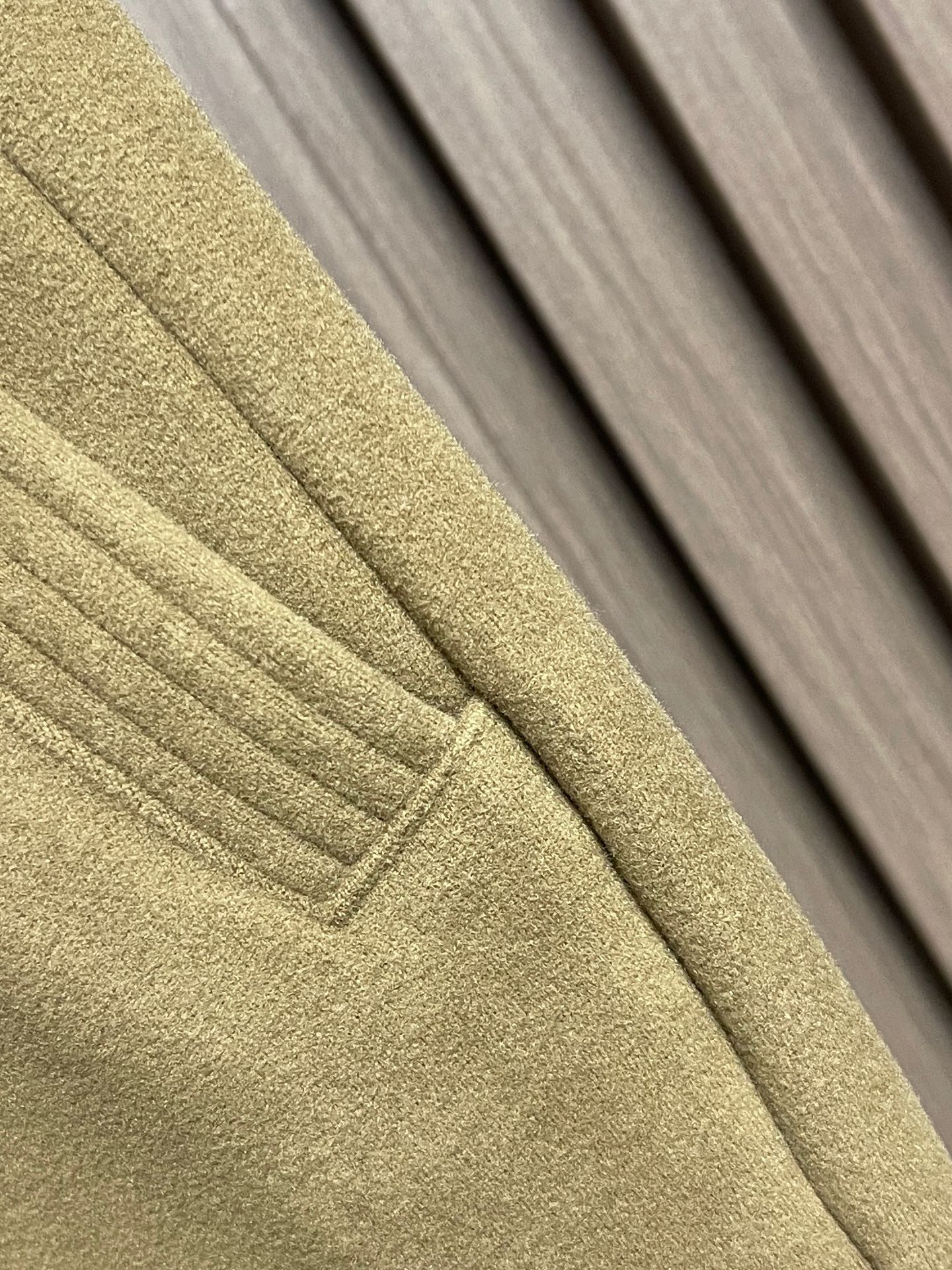 🛒🛒YSL 2025ss秋冬新款加绒休闲裤，冬日里的温柔铠甲，当寒风裹挟着冷意侵袭，一条高端休闲秋裤便是