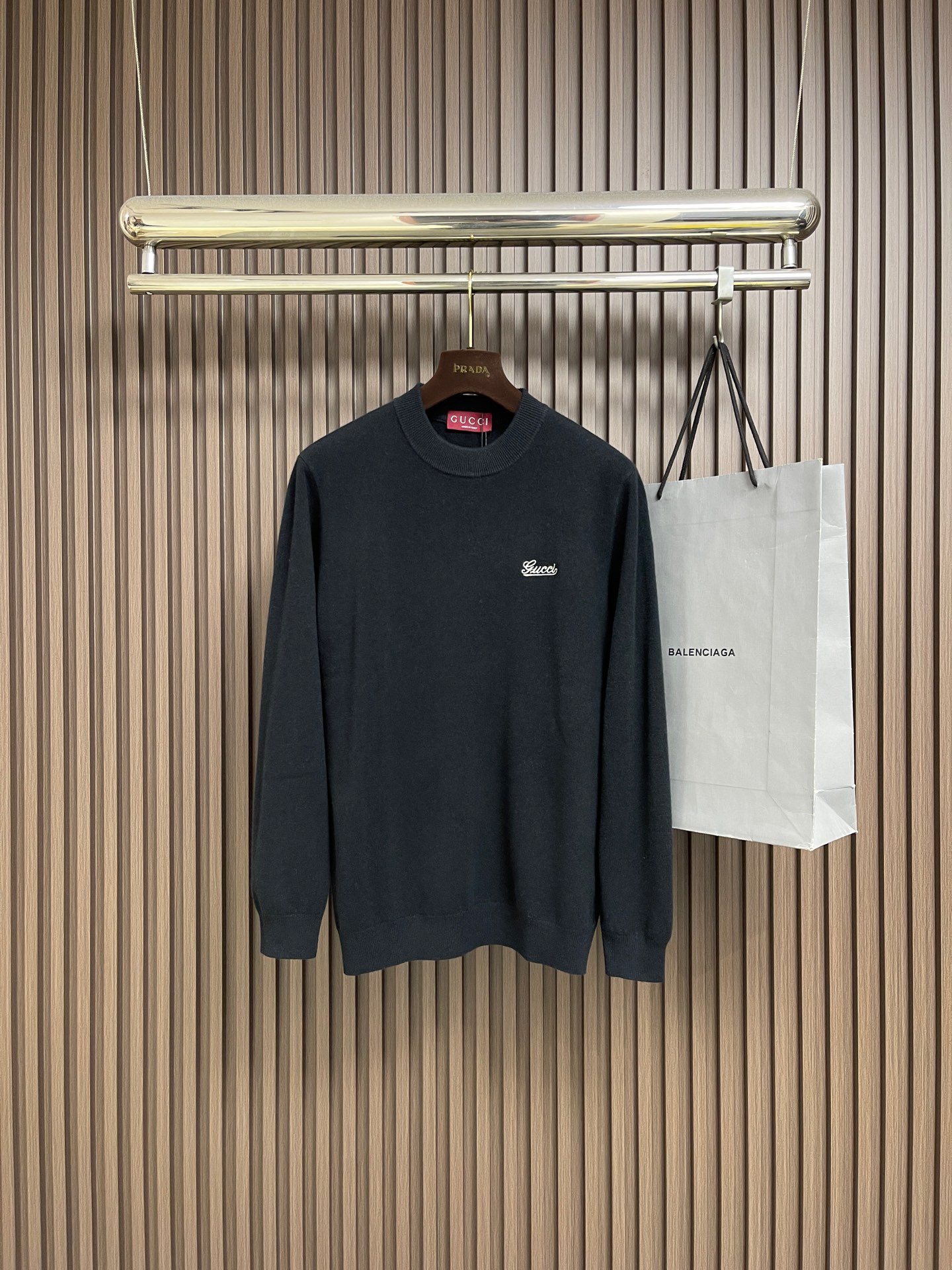 NO:683145,GUCCI small embroidered logo knitted sweater, chest embroidery three-dimensional 3D small logo embroidery, ready-to-wear washing to remove wool impurities and fixed version. Simple shape. This texture is soft and light, and the contrasting embroidered letter logo adds highlights to it. Plain knit.  Regular version raglan.  Rib knit cuffs and hem.  Embroidered logo. Sizes XS-XL19860909GUCCI 小刺绣标识针织毛衣,胸口刺绣立体3D小标刺绣,成衣洗水去除羊毛杂质与固定版型.造型简洁.这款质地柔软轻盈,撞色刺绣字母徽标为其增添亮点.平纹针织．常规版型插肩．罗纹针织袖口与底边．刺绣徽标.尺码XS-XL XS码肩宽42 胸围98 衣长67  S码肩宽43 胸围102衣长69  M码 肩宽44 胸围106衣长71 L码 肩宽45 胸围110衣长73 XL码 肩宽46 胸围114衣长75,,gucci,sweaters,,Men's clothing