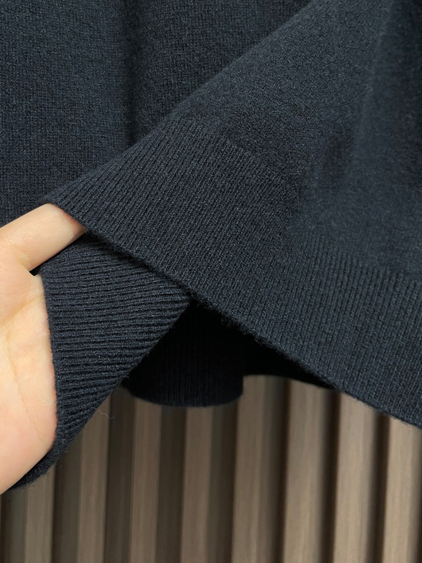 🛒🛒GUCCI 小刺绣标识针织毛衣，胸口刺绣立体3D小标刺绣，成衣洗水去除羊毛杂质与固定版型。造型简洁。