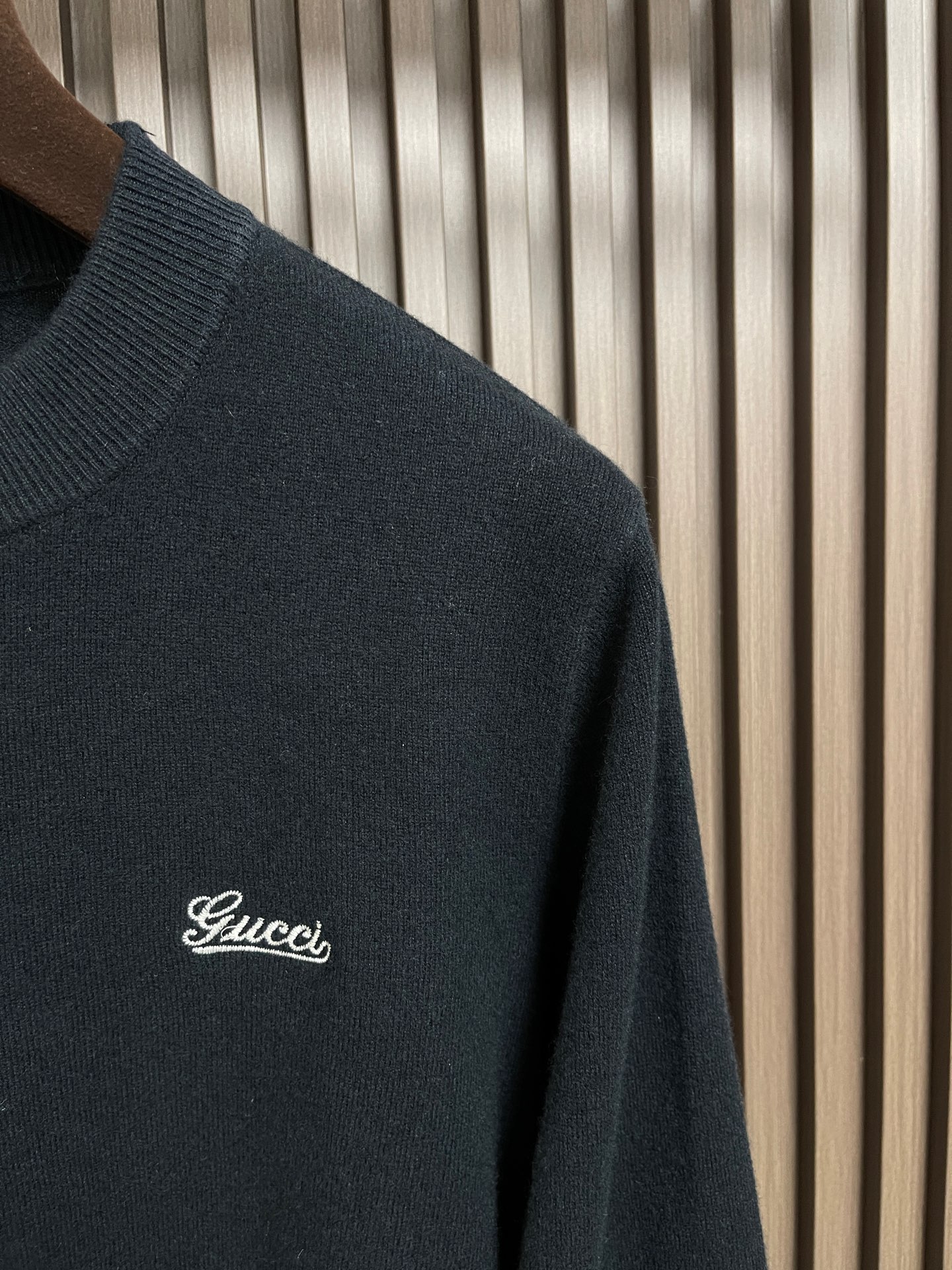 🛒🛒GUCCI 小刺绣标识针织毛衣，胸口刺绣立体3D小标刺绣，成衣洗水去除羊毛杂质与固定版型。造型简洁。