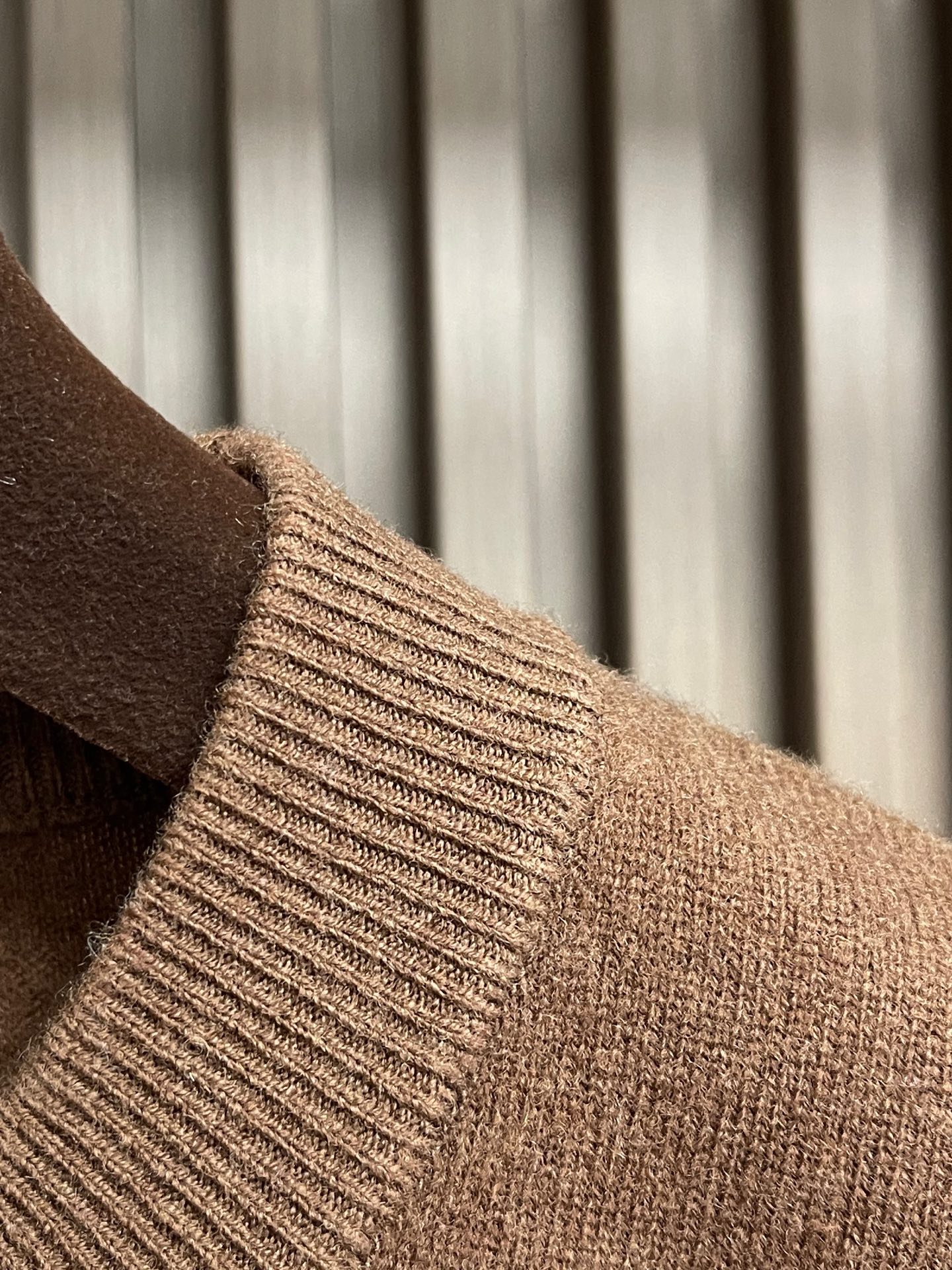 🛒🛒Celine 小刺绣标识针织毛衣，胸口刺绣立体3D小标刺绣，成衣洗水去除羊毛杂质与固定版型。造型简洁