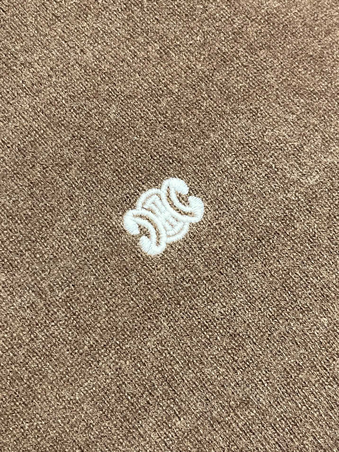 🛒🛒Celine 小刺绣标识针织毛衣，胸口刺绣立体3D小标刺绣，成衣洗水去除羊毛杂质与固定版型。造型简洁