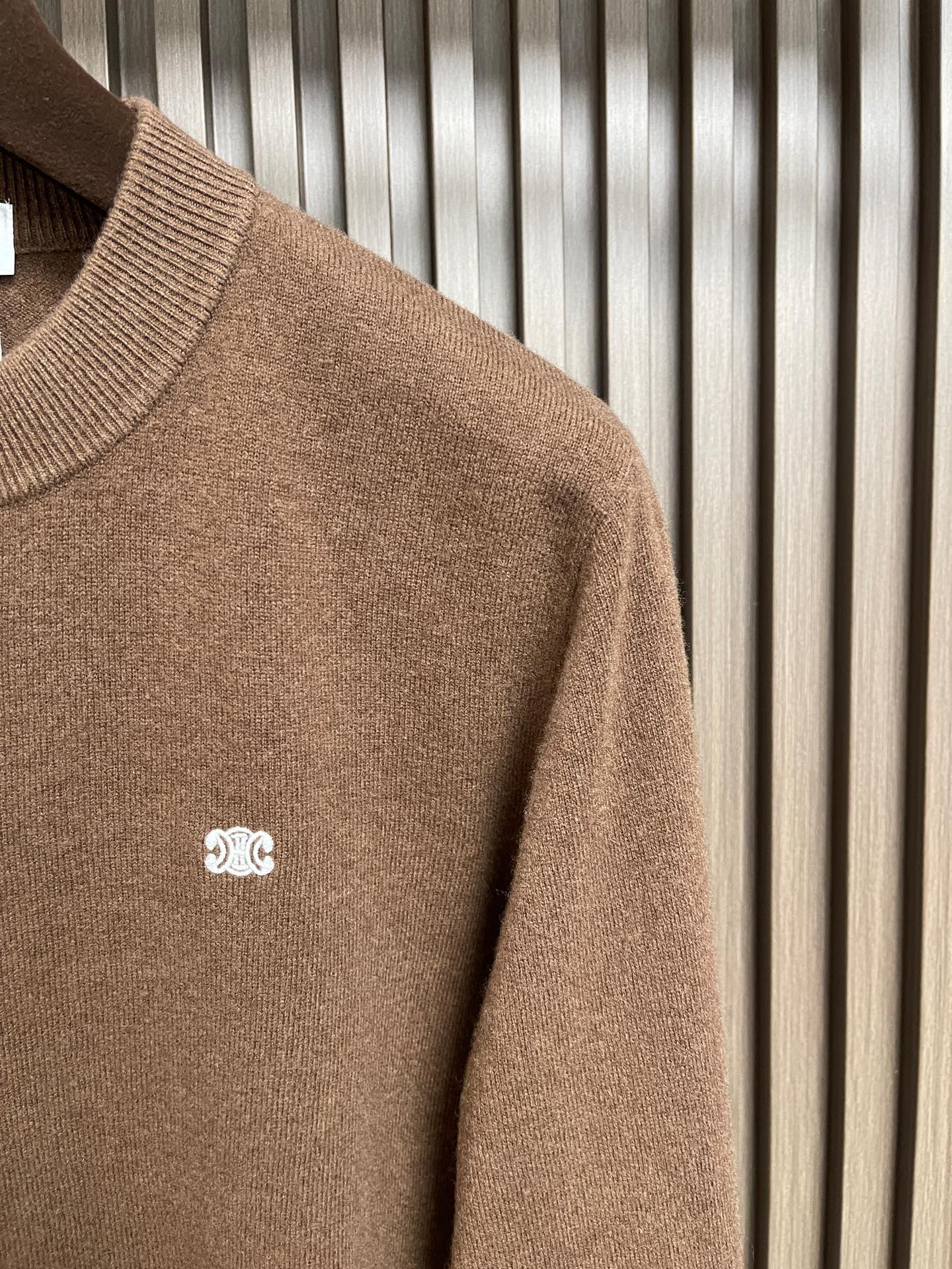 🛒🛒Celine 小刺绣标识针织毛衣，胸口刺绣立体3D小标刺绣，成衣洗水去除羊毛杂质与固定版型。造型简洁