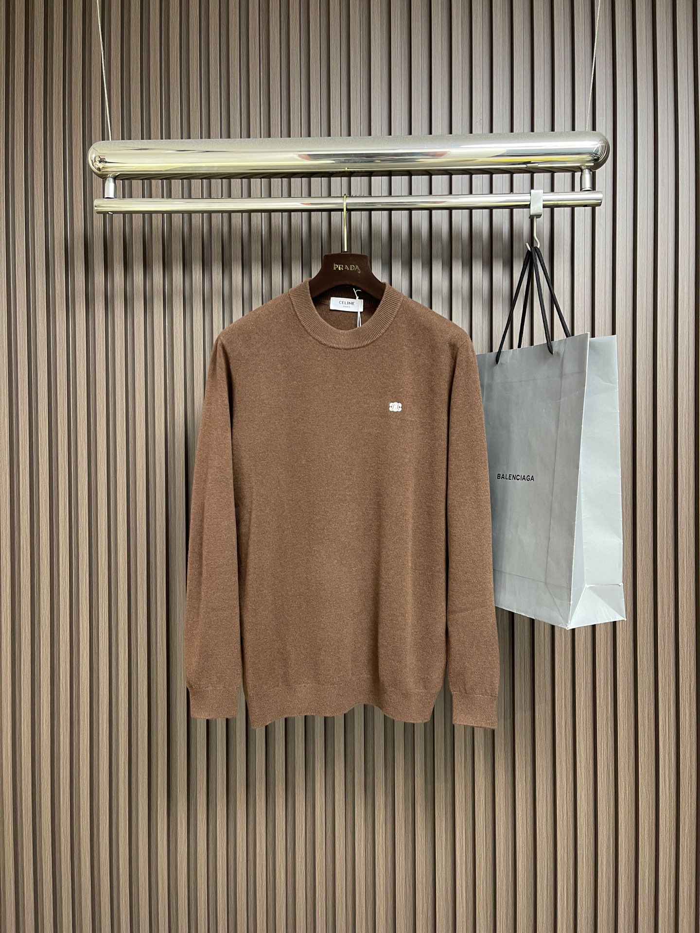 NO:683108,Celine small embroidered logo knitted sweater with three-dimensional 3D small logo embroidery on the chest. The garment is washed to remove wool impurities and fixed version. The shape is simple. The texture is soft and light, and the contrasting embroidered letter logo adds highlights to it. Plain knit.  Regular version raglan.  Rib knit cuffs and hem.  Embroidered logo. Sizes XS-XL19860909Celine 小刺绣标识针织毛衣,胸口刺绣立体3D小标刺绣,成衣洗水去除羊毛杂质与固定版型.造型简洁.这款质地柔软轻盈,撞色刺绣字母徽标为其增添亮点.平纹针织．常规版型插肩．罗纹针织袖口与底边．刺绣徽标.尺码XS-XL XS码肩宽42 胸围98 衣长67  S码肩宽43 胸围102衣长69  M码 肩宽44 胸围106衣长71 L码 肩宽45 胸围110衣长73 XL码 肩宽46 胸围114衣长75,,celine,sweaters,,Men's clothing