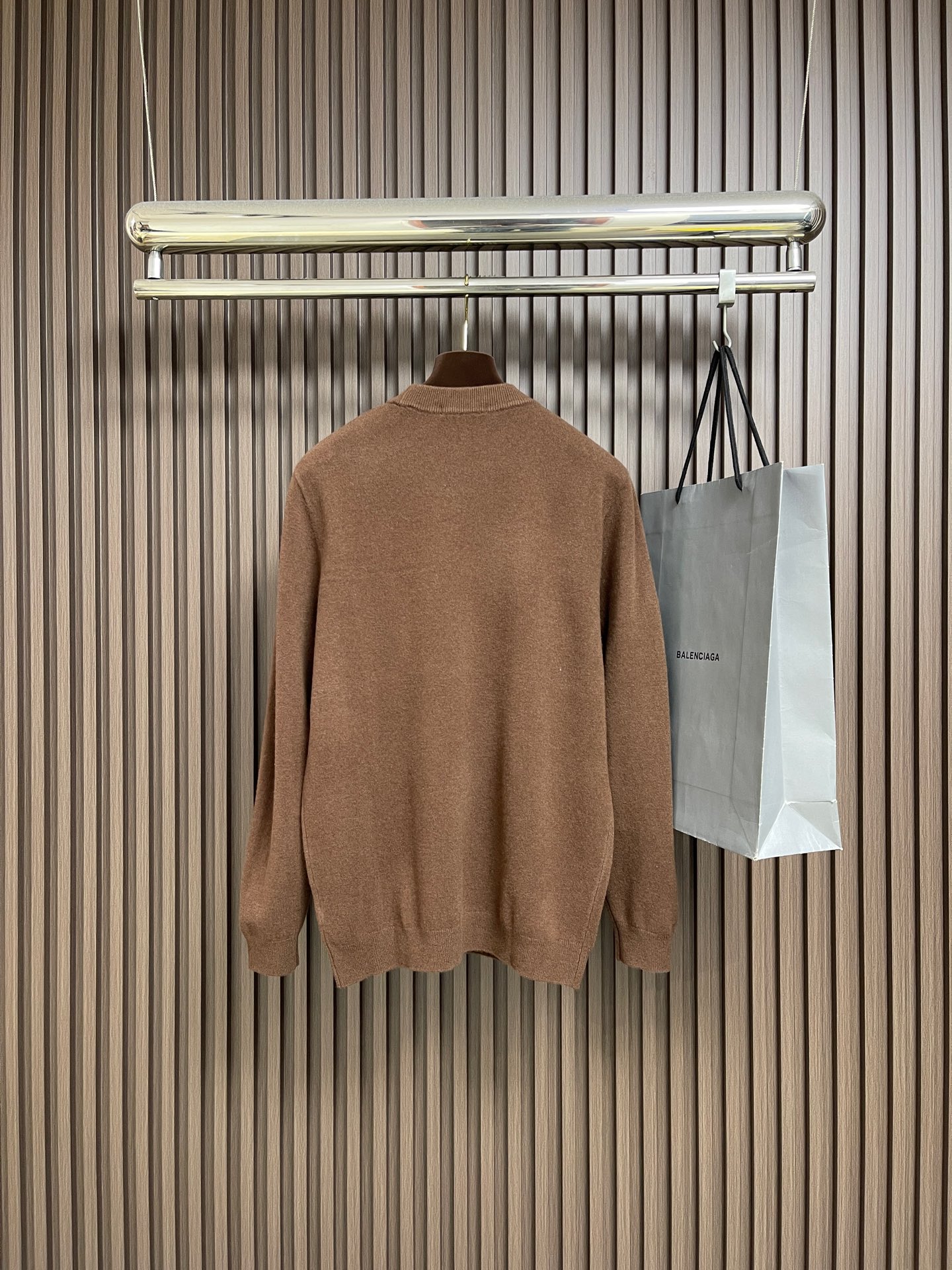 🛒🛒Celine 小刺绣标识针织毛衣，胸口刺绣立体3D小标刺绣，成衣洗水去除羊毛杂质与固定版型。造型简洁