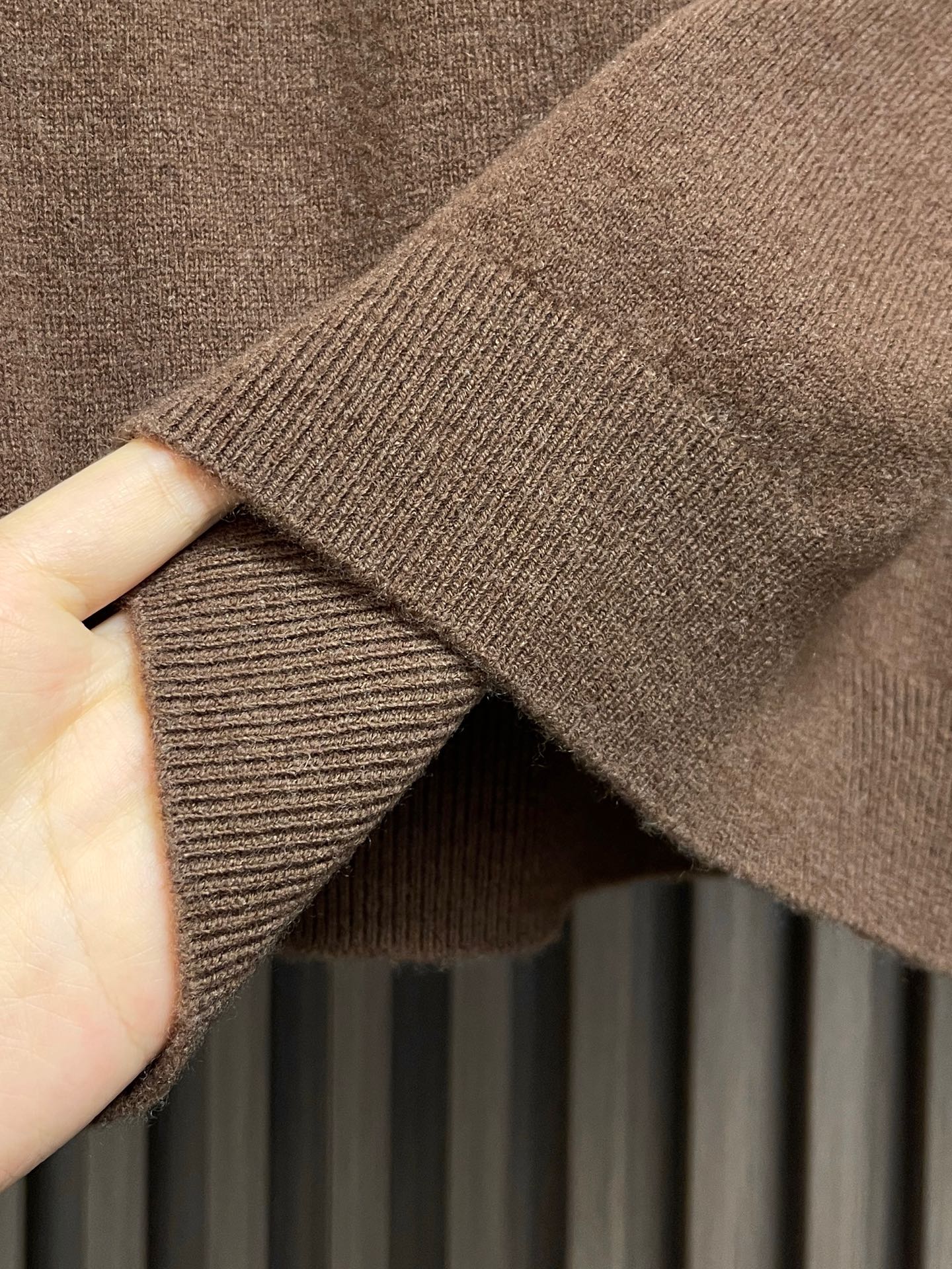 🛒🛒Celine 小刺绣标识针织毛衣，胸口刺绣立体3D小标刺绣，成衣洗水去除羊毛杂质与固定版型。造型简洁