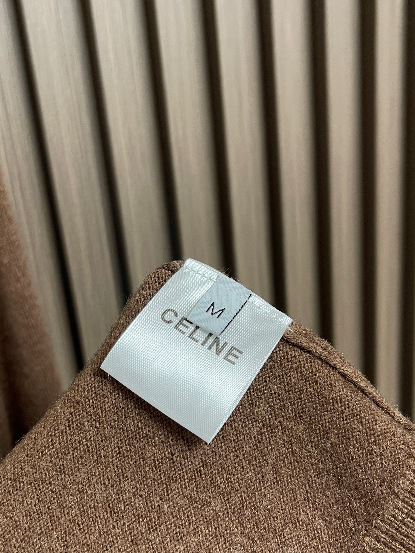 🛒🛒Celine 小刺绣标识针织毛衣，胸口刺绣立体3D小标刺绣，成衣洗水去除羊毛杂质与固定版型。造型简洁