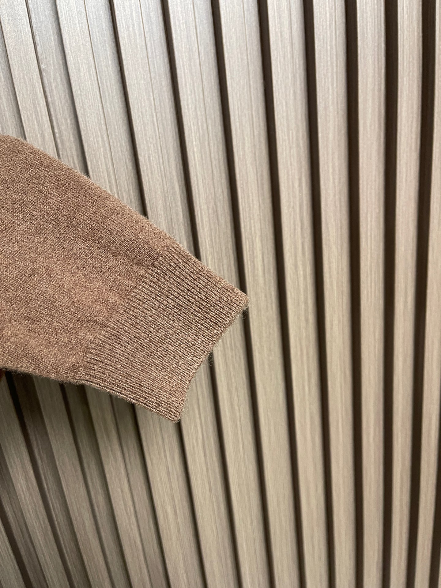 🛒🛒Celine 小刺绣标识针织毛衣，胸口刺绣立体3D小标刺绣，成衣洗水去除羊毛杂质与固定版型。造型简洁