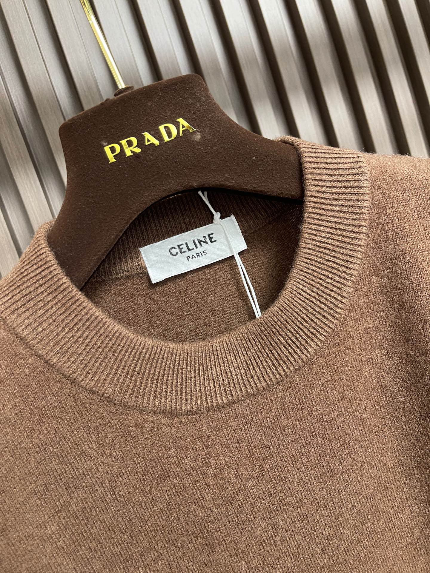 🛒🛒Celine 小刺绣标识针织毛衣，胸口刺绣立体3D小标刺绣，成衣洗水去除羊毛杂质与固定版型。造型简洁