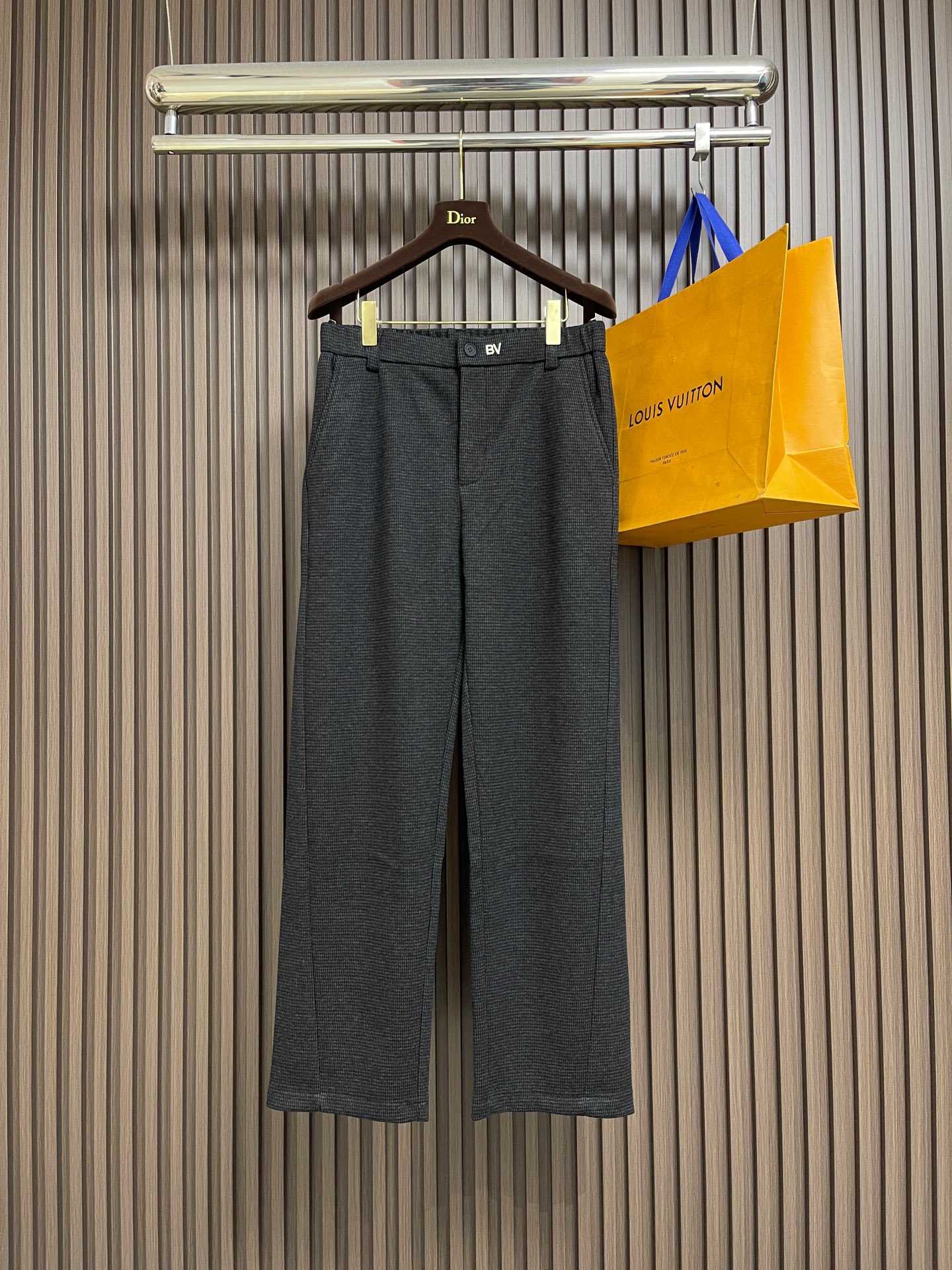 NO:681670,BV 2026SS early spring new straight pants, minimalist silhouette and Italian luxury style fantasy. Thick casual pants for autumn and winter. When Bottega  Veneta's low-key luxury meets military green texture. These straight-leg pants have become the 'hard currency of style' in the fashion circle. The waffle-textured fabric has its own high-end texture. The straight-leg silhouette is smooth and draped, which can not only modify the leg shape but also hide a casual tone. The metal D ring at the waist and the embroidered 'BV' logo integrate brand recognition into the details. The back pocket  The buttons and lining triangle logo are a low-key declaration of Italian precision. From street cool to urban yuppie, it can freely roam the boundaries of style with the compatibility of 'one pants, many styles'. The quality of Italian origin makes every outfit a double luxury of material and design. It can be called the 'wardrobe style anchor' for contemporary people. Sizes XS-L  XS code, waist circumference 72, leg circumference 60, trouser length 106, S code, waist circumference 76, leg circumference 62, trouser length 106, M code, waist circumference 80, leg circumference 64, trouser length 108, L code, waist circumference 84, leg circumference 66, trouser length 108,,bottega veneta,bottega veneta,19860909BV 2026SS早春新款直筒裤 极简廓形与意式奢华的风格狂想.秋冬加厚款休闲裤子.当Bottega Veneta的低调奢华撞上军绿质感,这条直筒裤便成了时尚圈的“风格硬通货”,华夫格纹理面料自带肌理高级感,直筒廓形流畅垂坠,既能修饰腿型又暗藏随性腔调；腰间金属D环与刺绣“BV”标,将品牌辨识度融入细节,后袋纽扣与内里三角标更是意式精工的低调宣言.从街头潮酷到都市雅痞,它凭“一裤多搭”的兼容性,在风格边界自由游走.意大利原产的品质底气,让每一次穿搭都是材质与设计的双重奢享,堪称当代型人的“衣橱风格锚点”尺码XS-L XS码 腰围72腿围60 裤长106  S码 腰围76腿围62 裤长106 M码 腰围80腿围64 裤长108  L码 腰围84腿围66 裤长108,,bottega veneta,bottega veneta,,Men's clothing