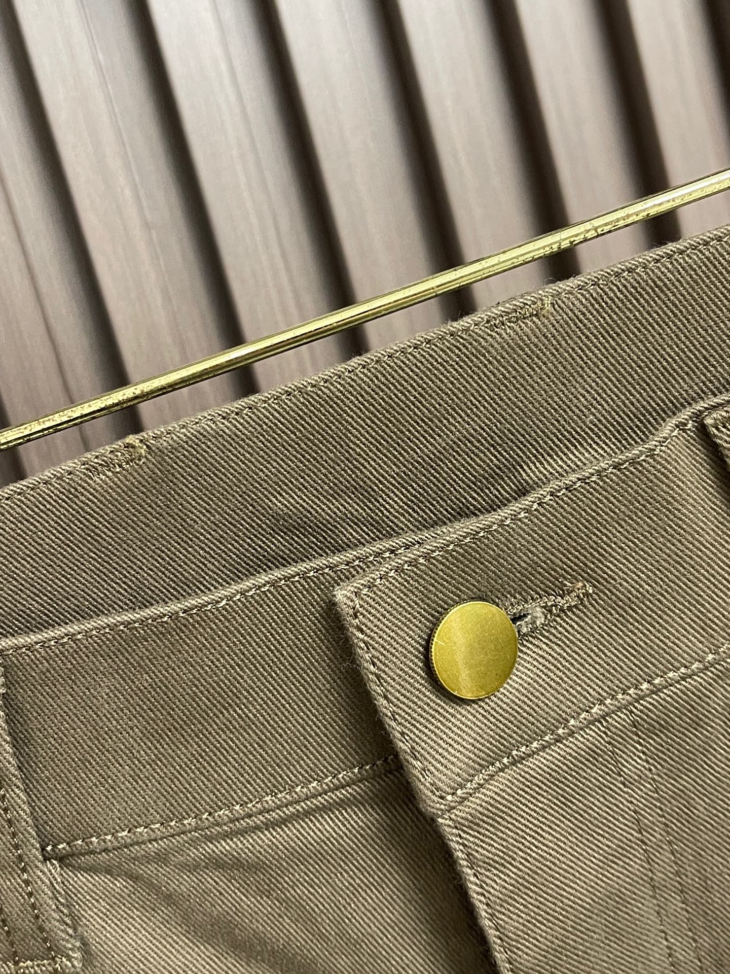 🛒🛒Fendi 新款后袋刺绣标识牛仔裤，订制进口丹宁布料，质感卓然。经典五袋设计，后袋刺绣 logo标识