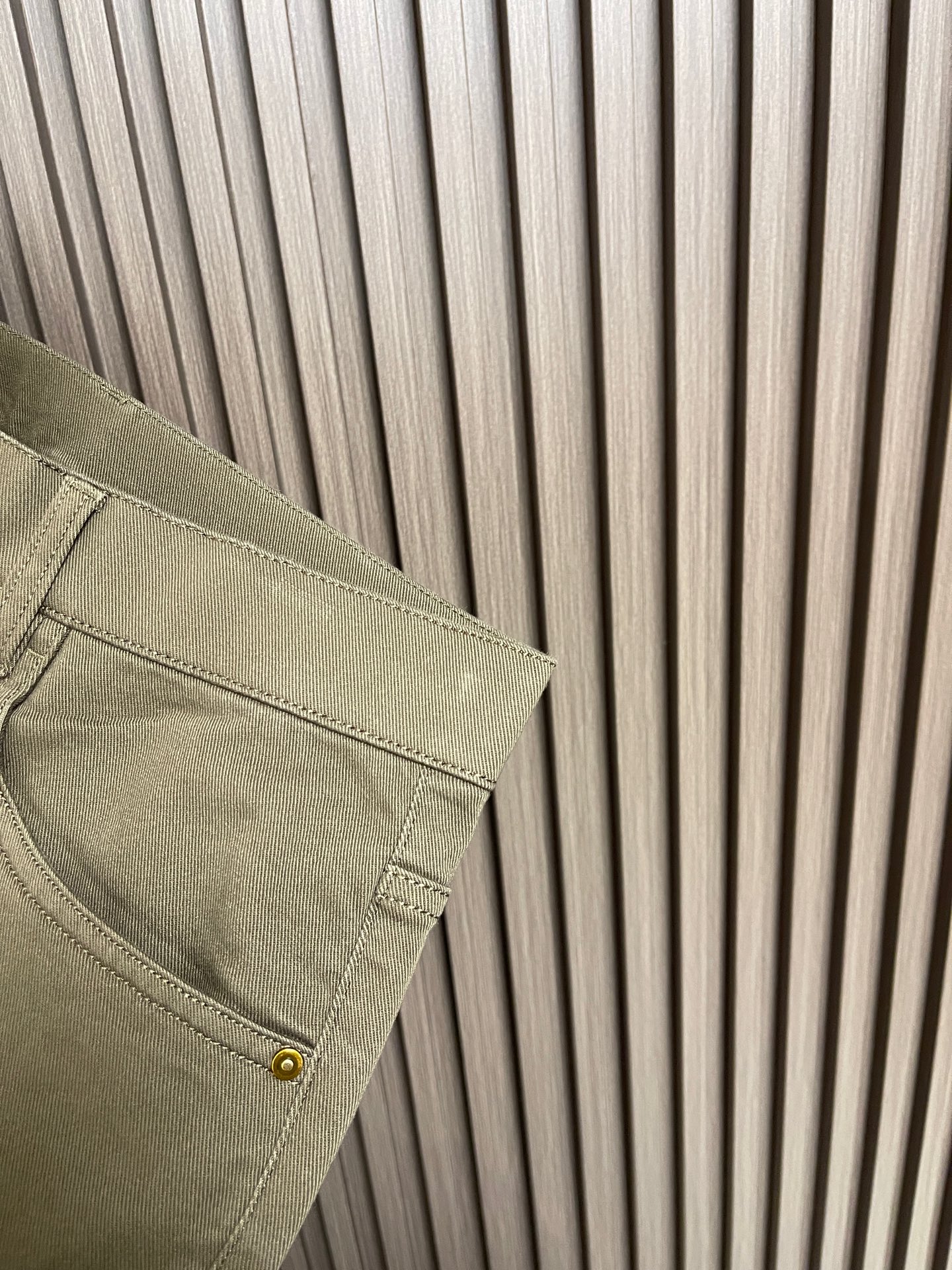 🛒🛒Fendi 新款后袋刺绣标识牛仔裤，订制进口丹宁布料，质感卓然。经典五袋设计，后袋刺绣 logo标识