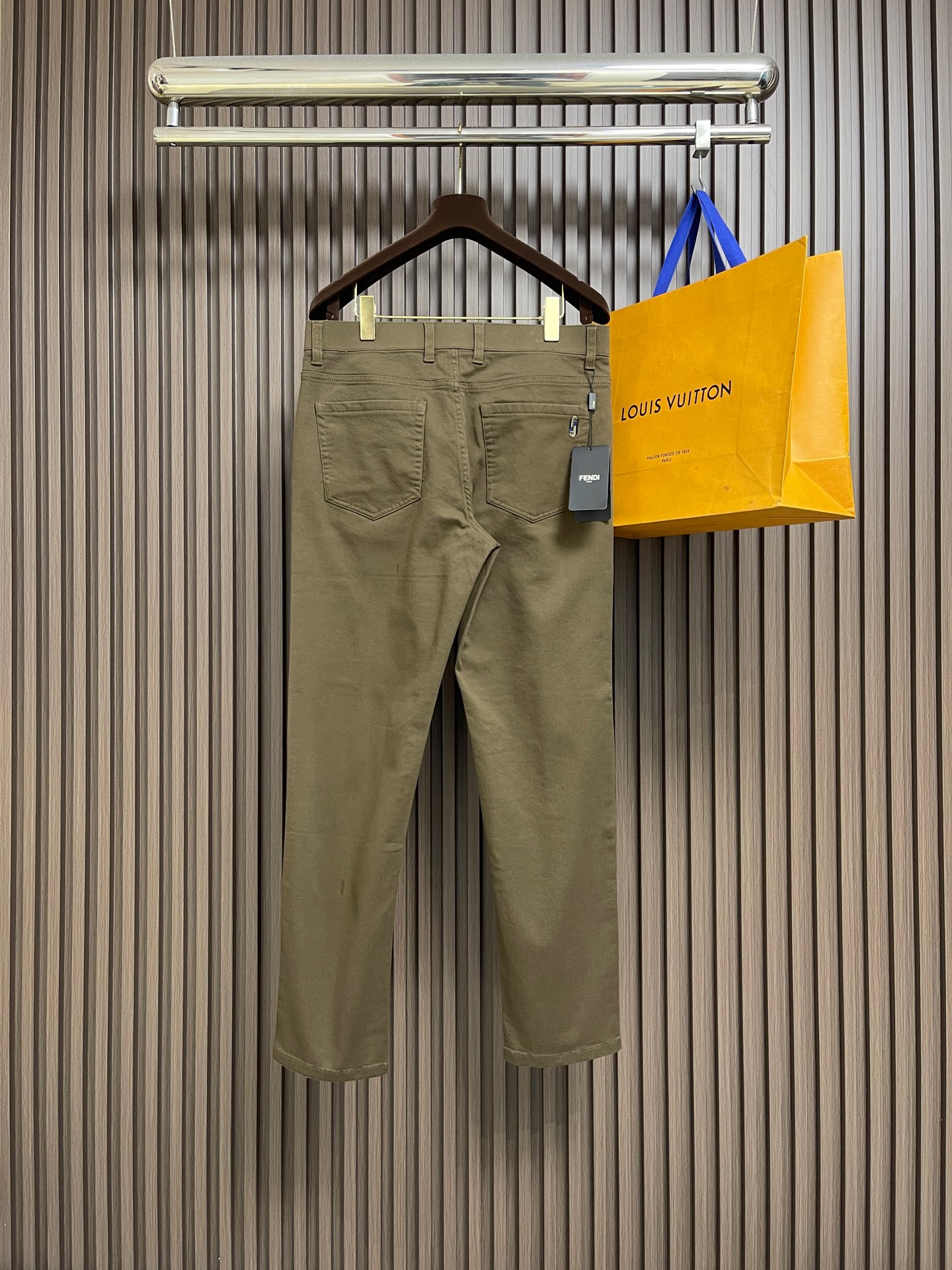 🛒🛒Fendi 新款后袋刺绣标识牛仔裤，订制进口丹宁布料，质感卓然。经典五袋设计，后袋刺绣 logo标识