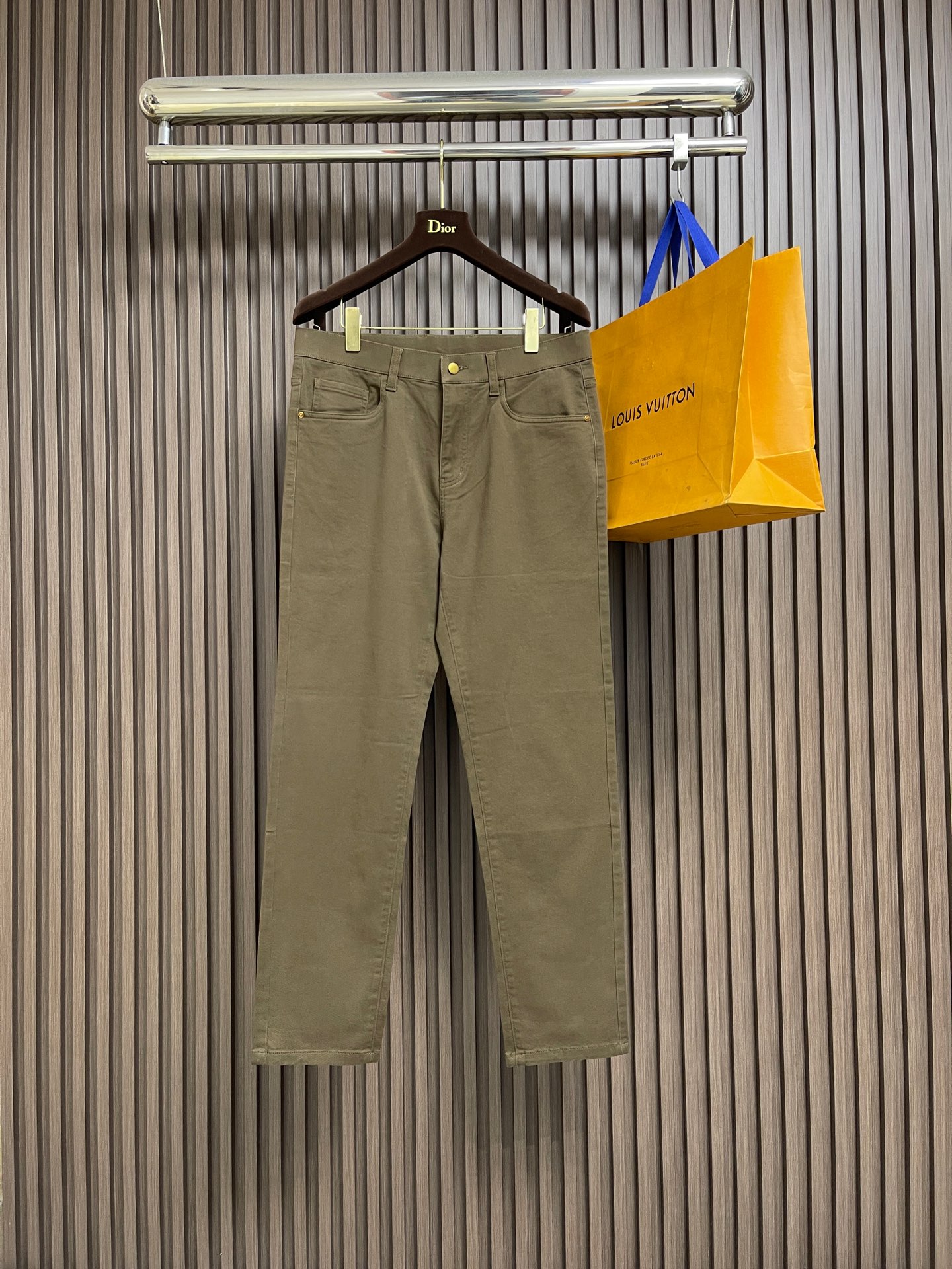 NO:681672,Fendi's new back pocket embroidered logo jeans, custom-made imported denim fabric, outstanding texture. Classic five-pocket design, back pocket embroidered logo design, original hardware accessories, meticulous attention to detail, perfect production. Size 31-32-33-34-35-36 31 yards, waist 80.5, leg 58, trouser length 105, hips 95, size 32, waist 84, legs 60  Pants length 105 Hips 98 33 yards Waist 87.5 Legs 62 Pants length 105 Hips 101 34 yards Waist 91 Legs 64 Pants length 107 Hips 104 35 yards Waist 94.5 Legs 66 Pants length 107 Hips 107 36 yards Waist 98 Legs 68 Length 107  Hips 110,,fendi,jeans,19860909Fendi 新款后袋刺绣标识牛仔裤,订制进口丹宁布料,质感卓然.经典五袋设计,后袋刺绣 logo标识设计,原厂一致五金辅料,细节做到极致,出品堪称完美.尺码31-32-33-34-35-36 31码 腰围80.5 腿围58 裤长105臀围95 32码 腰围84 腿围60 裤长105臀围98 33码 腰围87.5 腿围62 裤长105臀围101 34码 腰围91 腿围64 裤长107臀围104 35码 腰围94.5 腿围66 裤长107臀围107 36码 腰围98 腿围68 裤长107 臀围110,,fendi,jeans,,Men's clothing