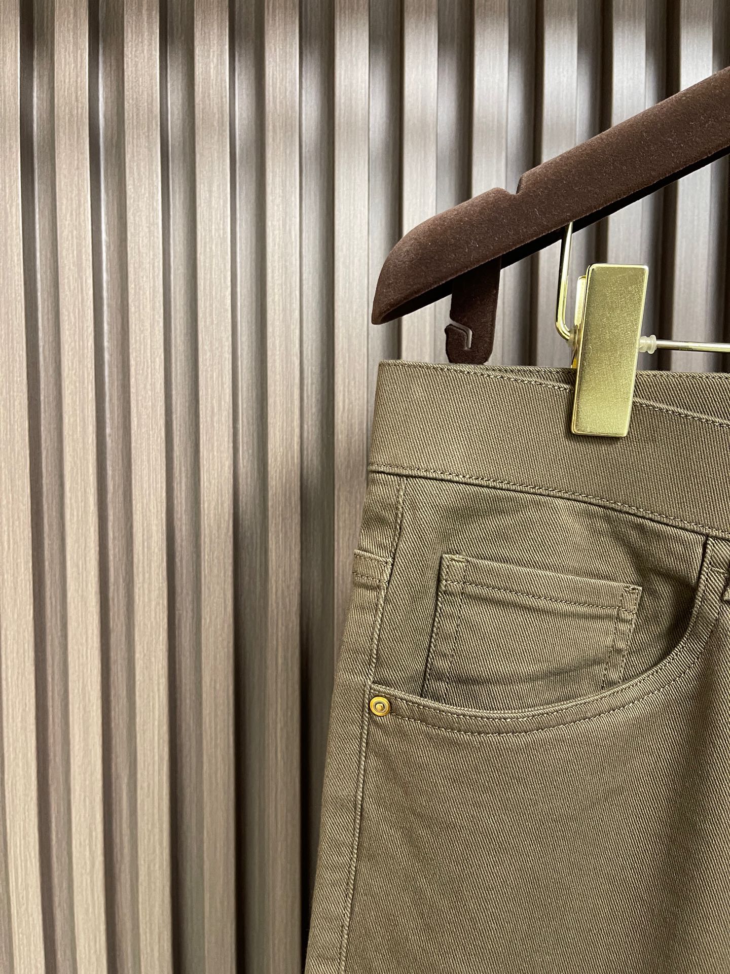 🛒🛒Fendi 新款后袋刺绣标识牛仔裤，订制进口丹宁布料，质感卓然。经典五袋设计，后袋刺绣 logo标识