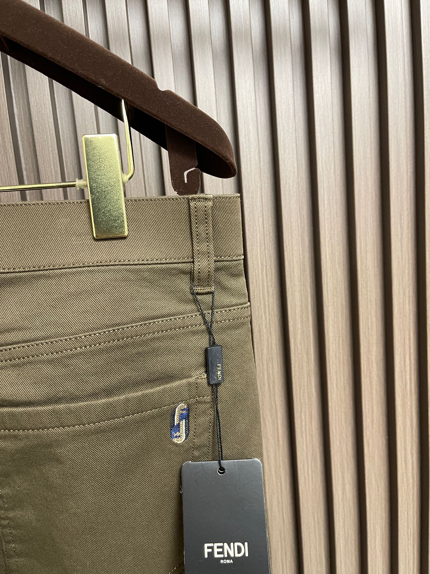 🛒🛒Fendi 新款后袋刺绣标识牛仔裤，订制进口丹宁布料，质感卓然。经典五袋设计，后袋刺绣 logo标识