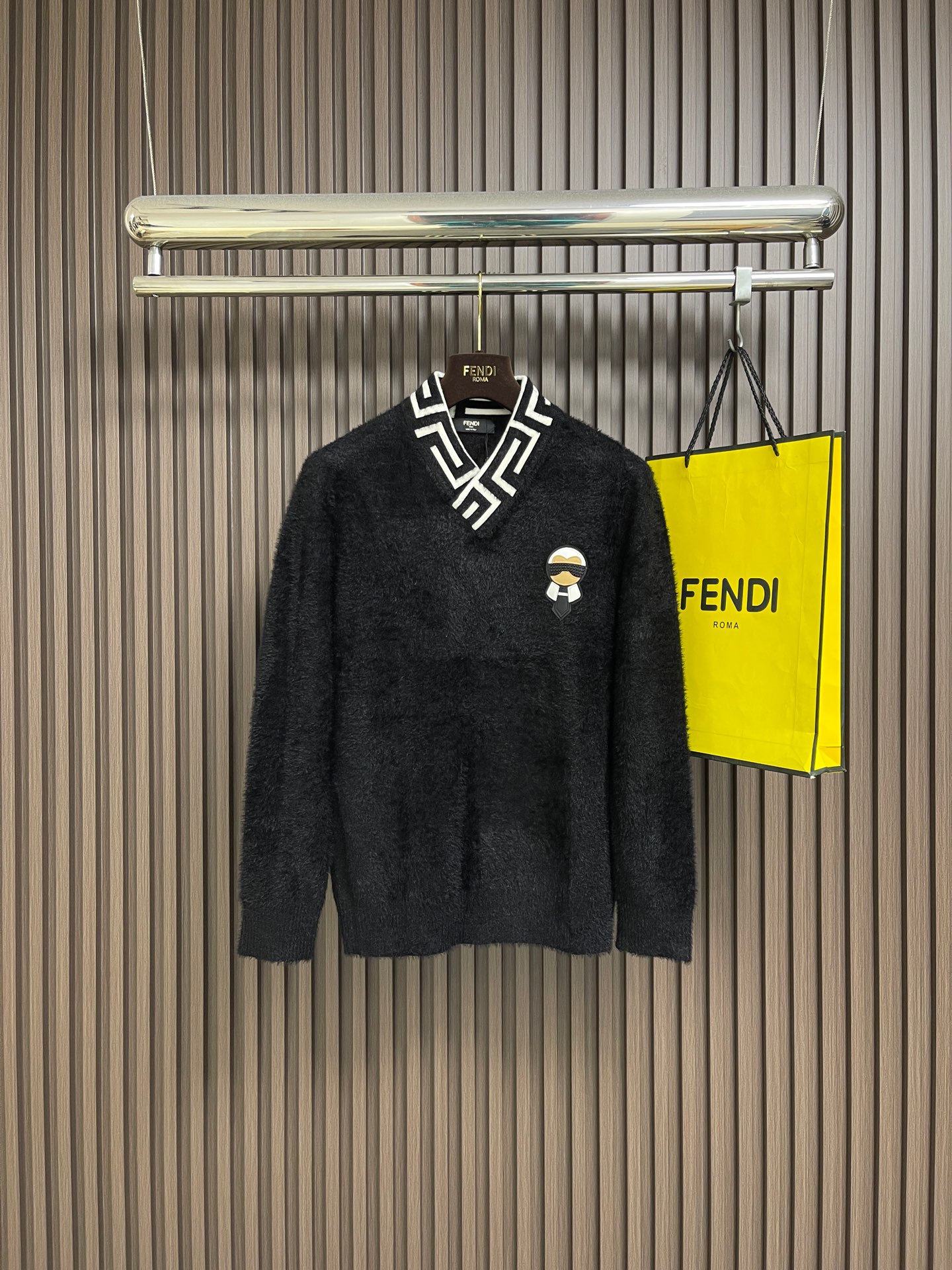 NO:681692,fendi 2025SS mohair long-sleeved knitted sweater, designed with a very classic color matching Galeries Lafayette leather logo!  It gives people a very strong visual impact, has a high degree of recognition, and is a top-notch exclusive wool fabric!  Made of soft, delicate and comfortable touch, the appearance is quite high-end and classy!  It perfectly interprets the charm of the brand and leaves a deep impression on people. It is more fashionable and charming, the upper body is generous and fashionable, and there is no pressure to wear it!  Wear it alone or paired with it, it’s a beautiful sight that can’t be ignored!  Size M-3XL,,fendi,sweaters,19860909fendi 2025SS马海毛长袖针织毛衣,采用十分经典的配色老佛爷皮革logo 设计！给人的视觉冲击感相当强烈,有着极高的辨识度,顶级专属羊毛面料！打造,触感柔软细腻舒适,品相相当高级有档次！完美诠释品牌魅力,给人留下深刻印象.更具时尚与韵味,上身大方时尚,对于穿搭更是毫无压力！单穿内搭都极有味道,不可忽视的靓丽风景线！尺码M-3XL,,fendi,sweaters,,Men's clothing