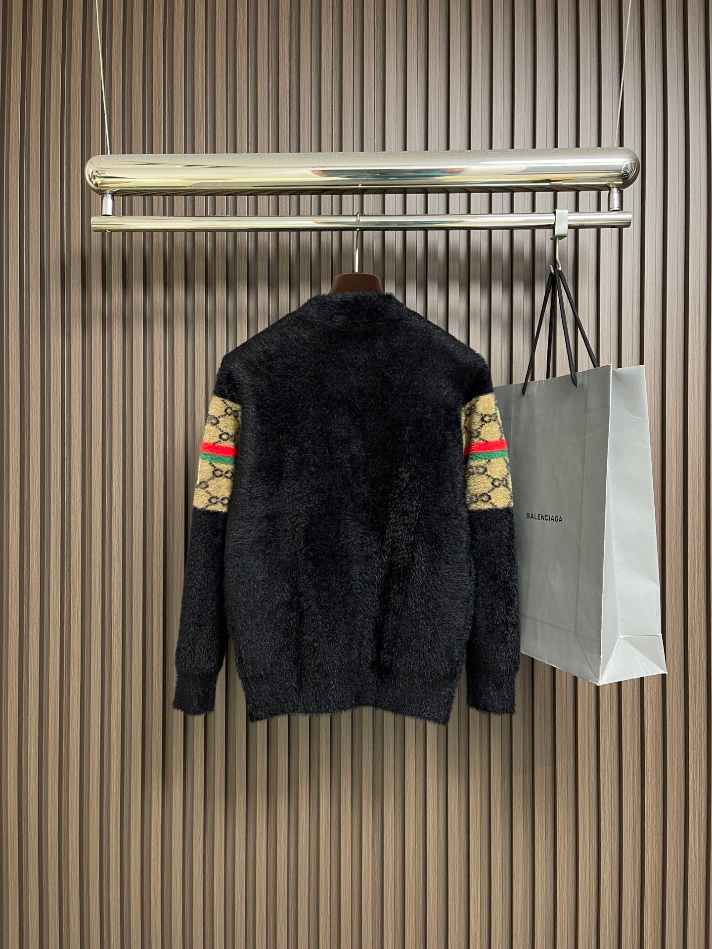 🛒🛒GUCCI 2025SS马海毛长袖针织毛衣，采用十分经典的配色撞色设计！给人的视觉冲击感相当强烈，有