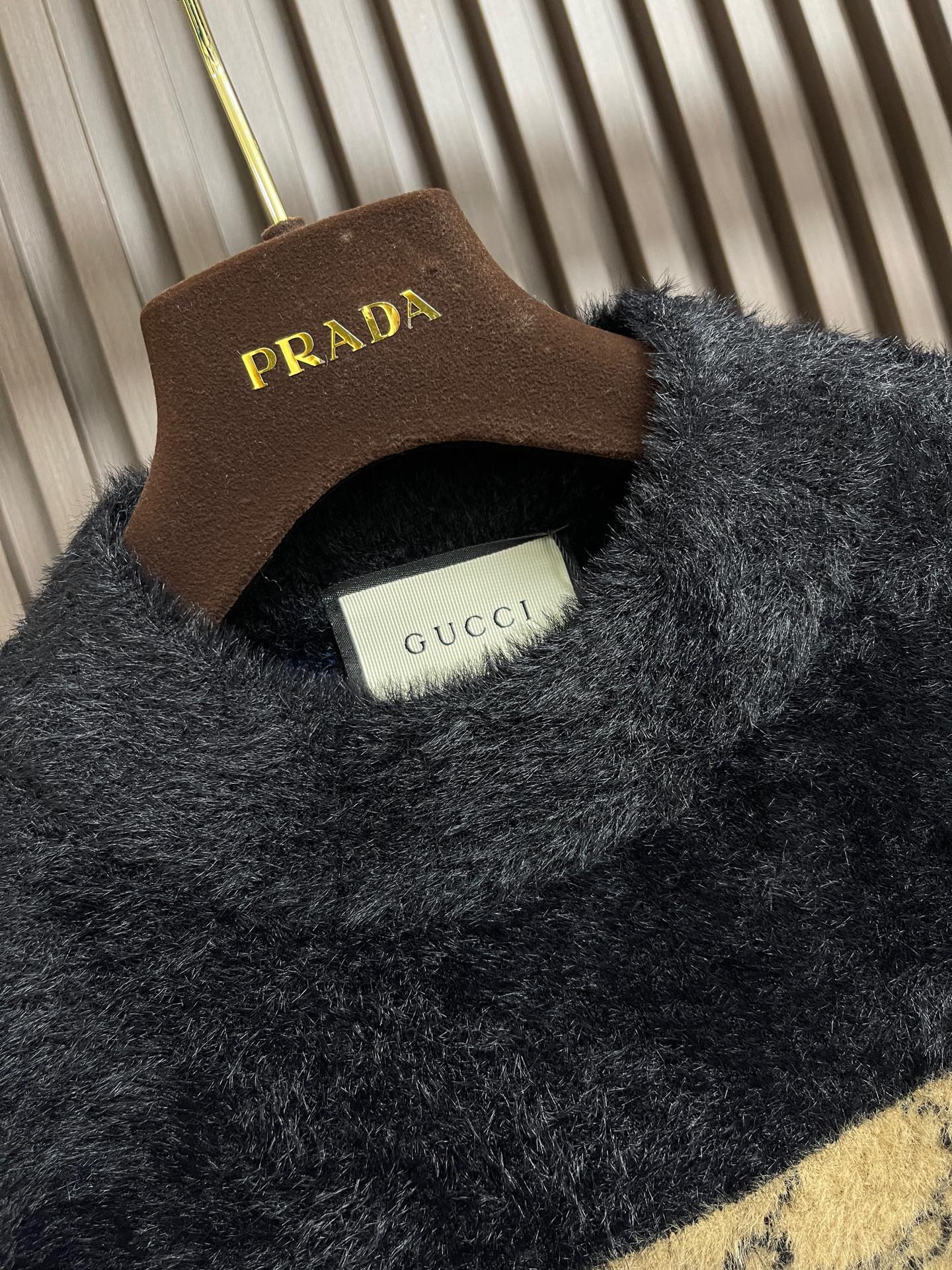 🛒🛒GUCCI 2025SS马海毛长袖针织毛衣，采用十分经典的配色撞色设计！给人的视觉冲击感相当强烈，有