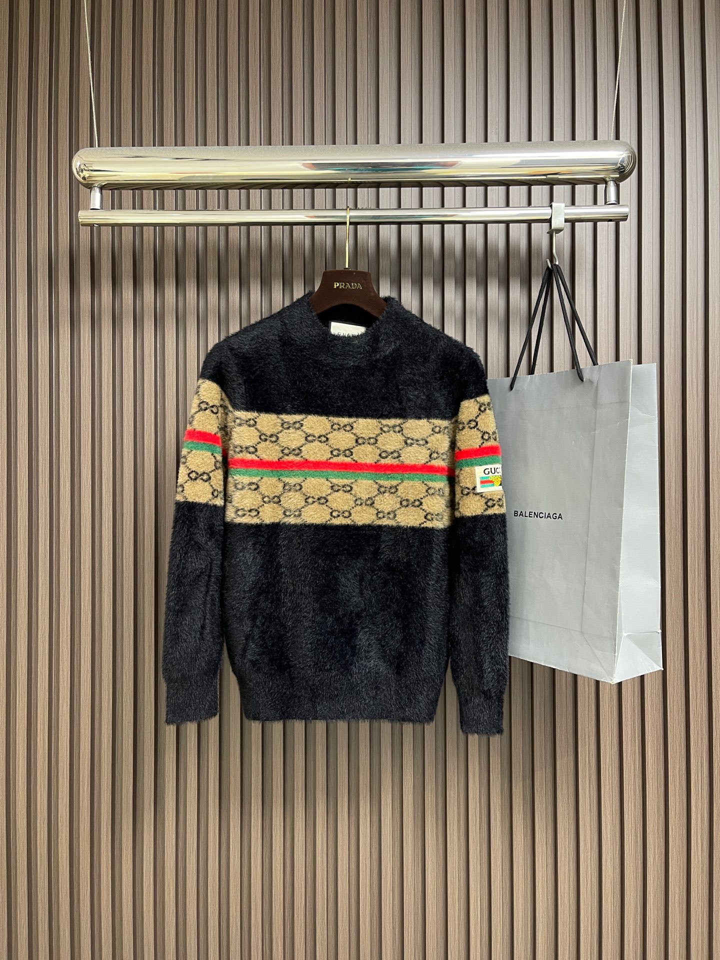 🛒🛒GUCCI 2025SS马海毛长袖针织毛衣，采用十分经典的配色撞色设计！给人的视觉冲击感相当强烈，有