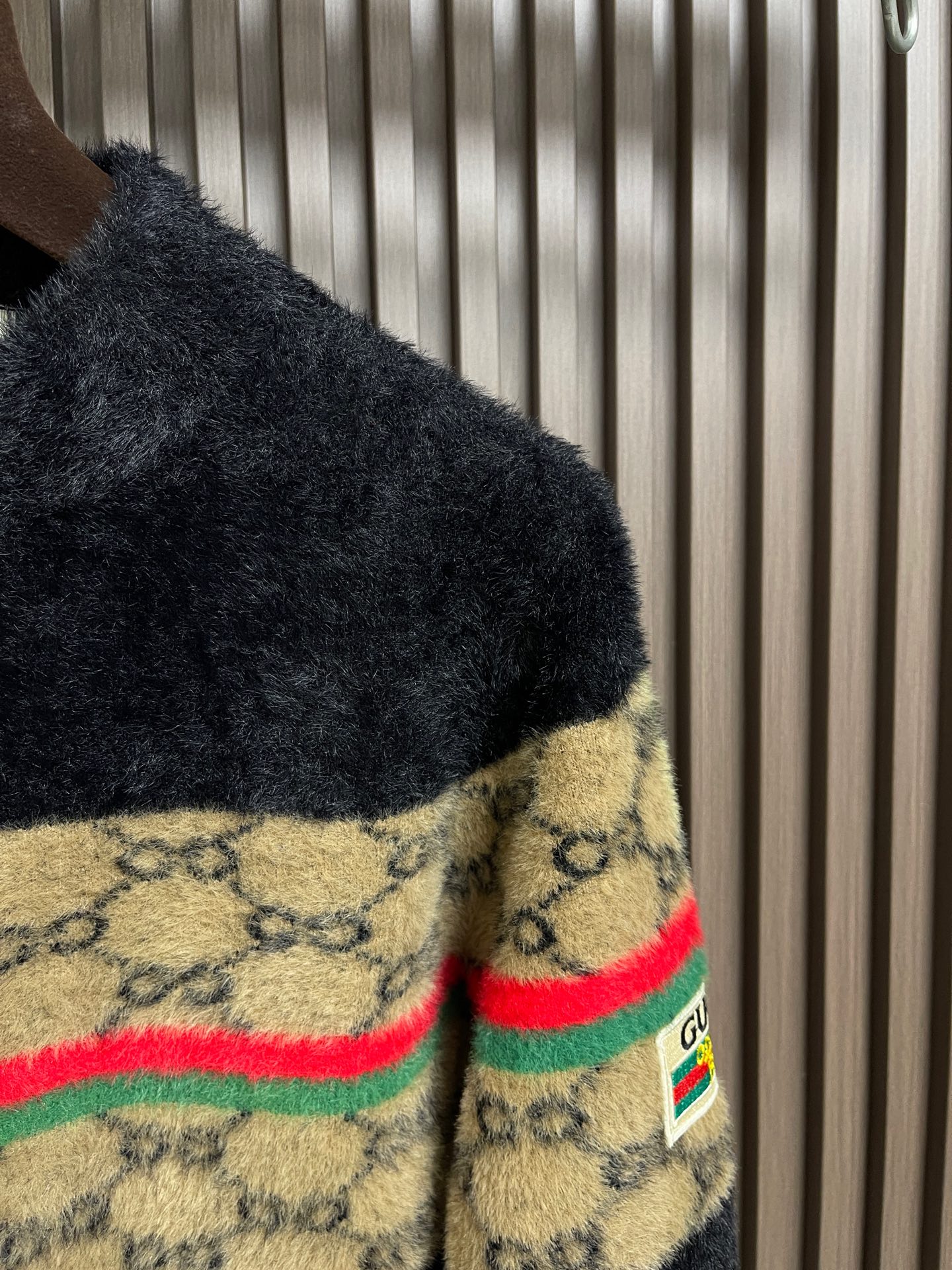 🛒🛒GUCCI 2025SS马海毛长袖针织毛衣，采用十分经典的配色撞色设计！给人的视觉冲击感相当强烈，有