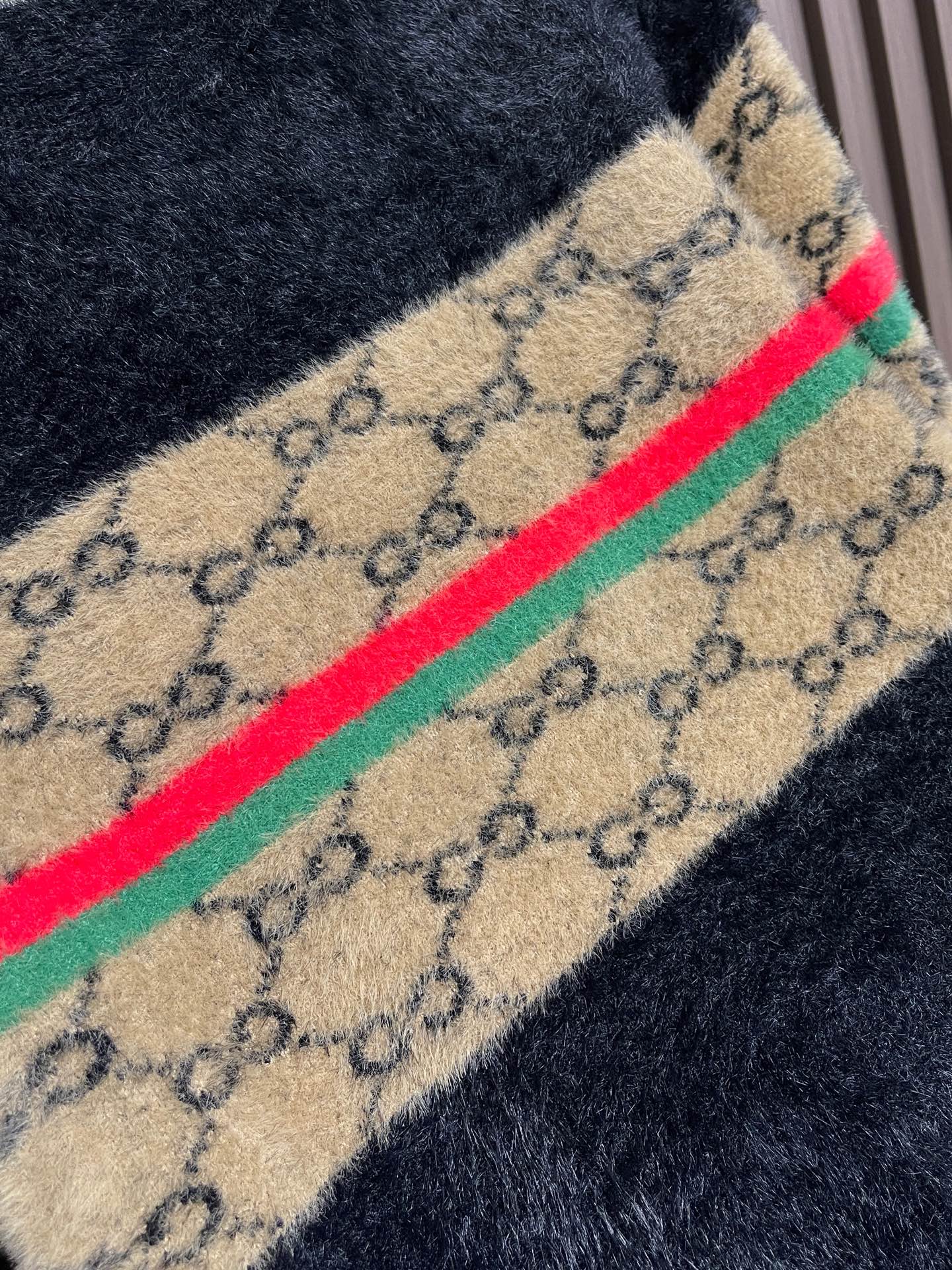 🛒🛒GUCCI 2025SS马海毛长袖针织毛衣，采用十分经典的配色撞色设计！给人的视觉冲击感相当强烈，有