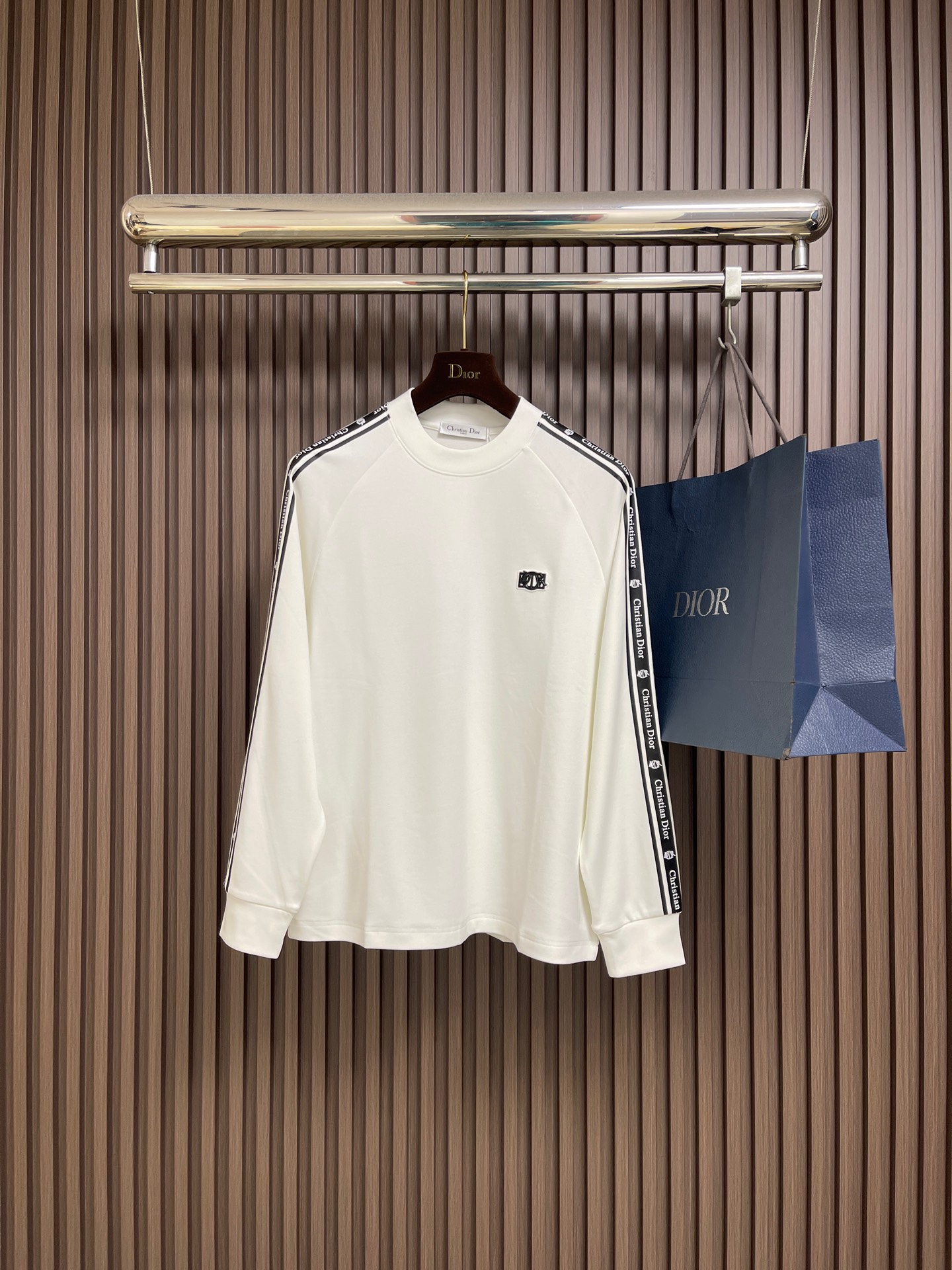 NO:681671,Dior  Contrast color webbing round neck long-sleeved T-shirt, this style is made of 21 double combed compact yarns, 310 grams of encrypted plain fabric after washing, and is dyed with imported anti-fading reactive dyes. The webbing is made of jacquard ribbed flat knitting webbing.  The printing process is fine-tuned to the pattern and color of the board. We use an imported elliptical machine to do the direct-injection printing process on the board. The latest brand woven label is custom-woven, and soft washing is added after the garment is made. Sizes M-3XL, dior, tees, t-shirt,19860909Dior 撞色织带圆领长袖T恤,此款采用21支双精梳紧密纺纱,做洗后310克加密平纹布,运用进口防掉色活性染料对板定染色.织带采用提花罗纹横机对板定织织带.印花处精细对板花型和颜色,采用进口椭圆机对板做直喷印花工艺,定织最新品牌织唛,成衣后加柔洗水.尺码M-3XL,,dior,tees，t-shirt,,Men's clothing