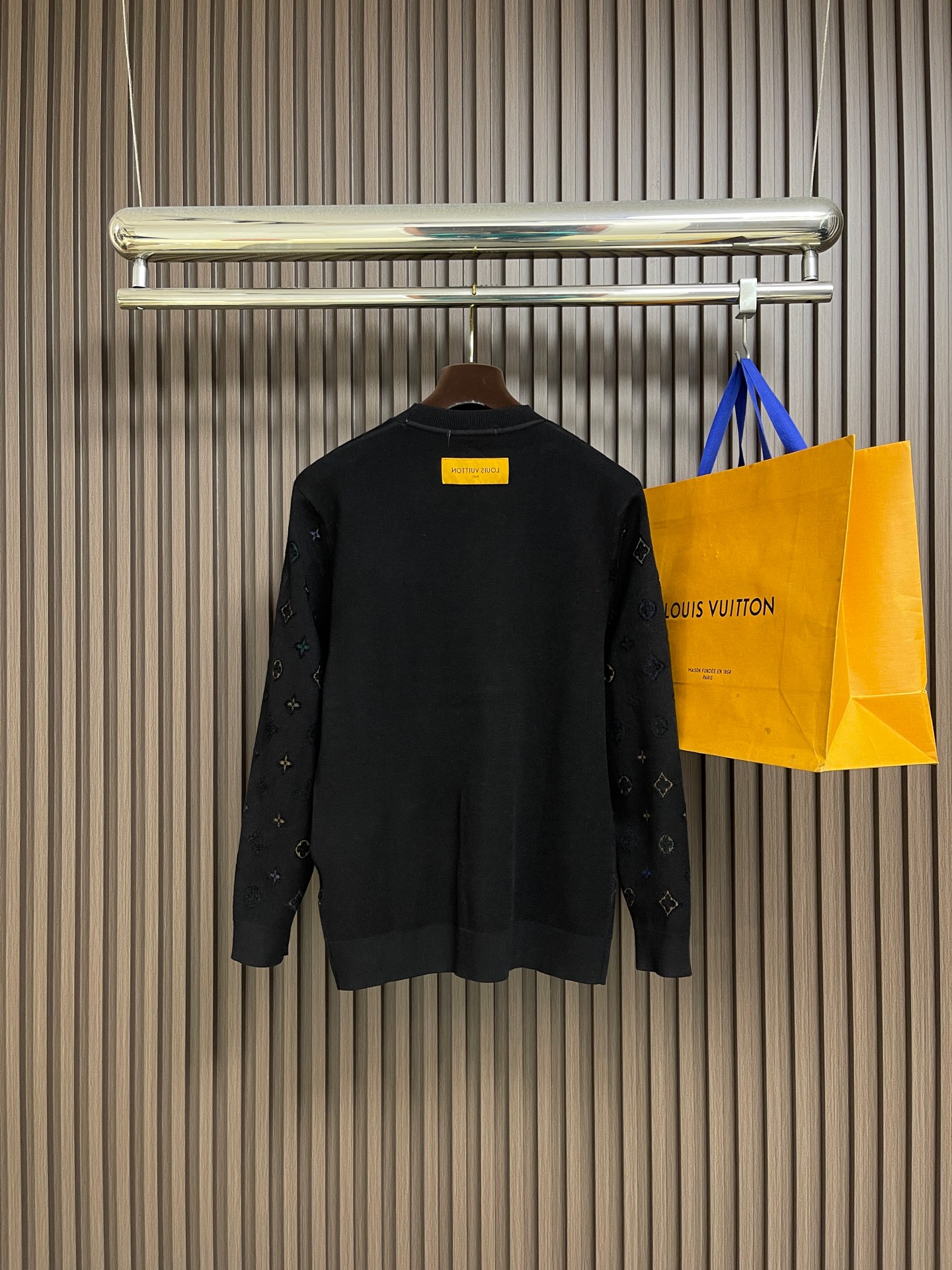 🛒🛒LV 2025ss秋冬新款针织圆领毛衣，意大利进口羊毛混纺面料，高密度针织，时尚百搭毛衣，帅气十足。