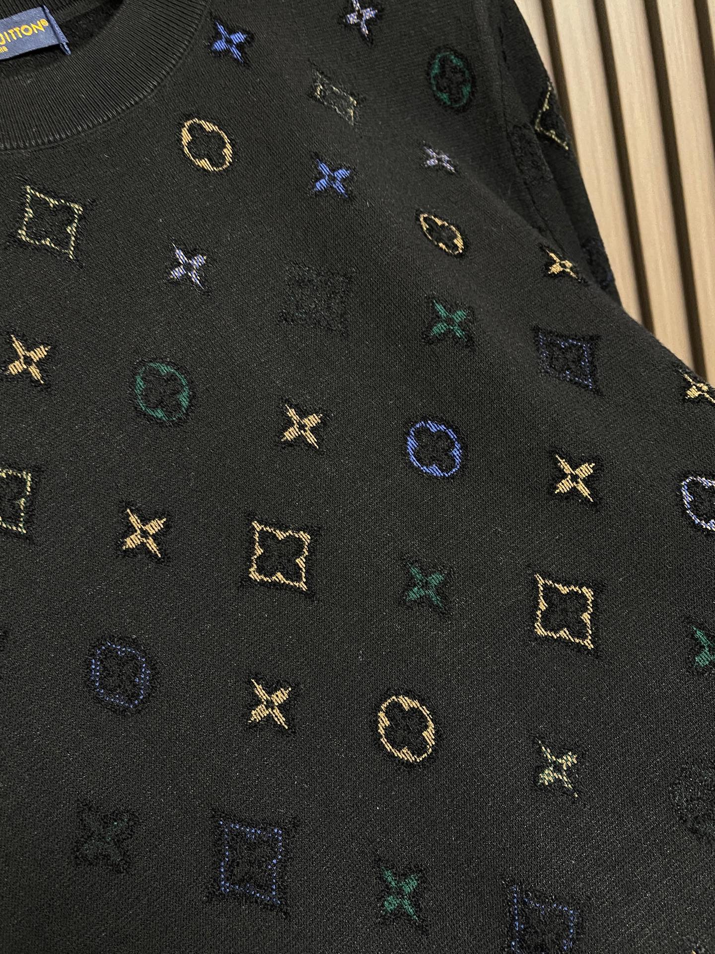 🛒🛒LV 2025ss秋冬新款针织圆领毛衣，意大利进口羊毛混纺面料，高密度针织，时尚百搭毛衣，帅气十足。