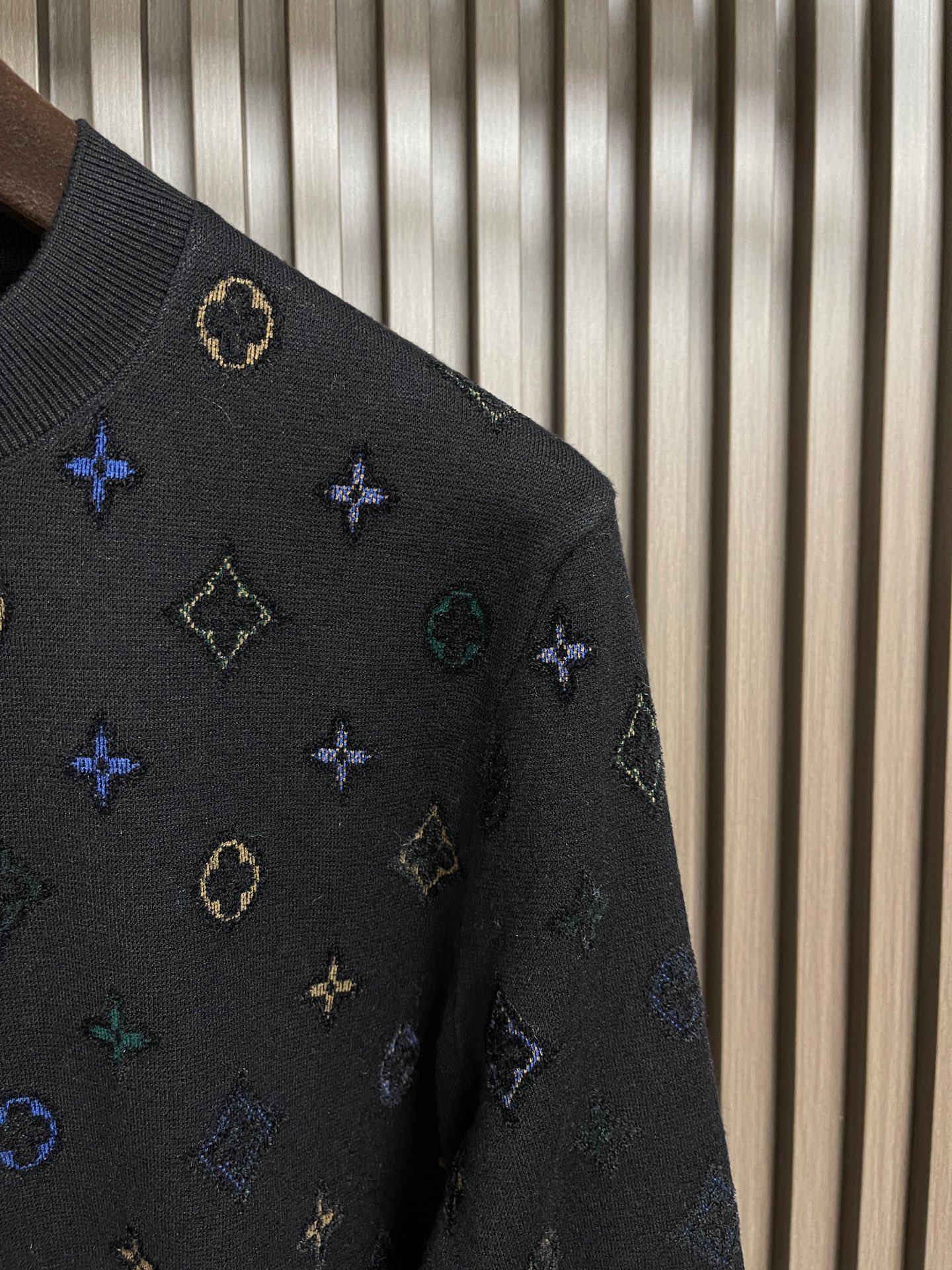 🛒🛒LV 2025ss秋冬新款针织圆领毛衣，意大利进口羊毛混纺面料，高密度针织，时尚百搭毛衣，帅气十足。