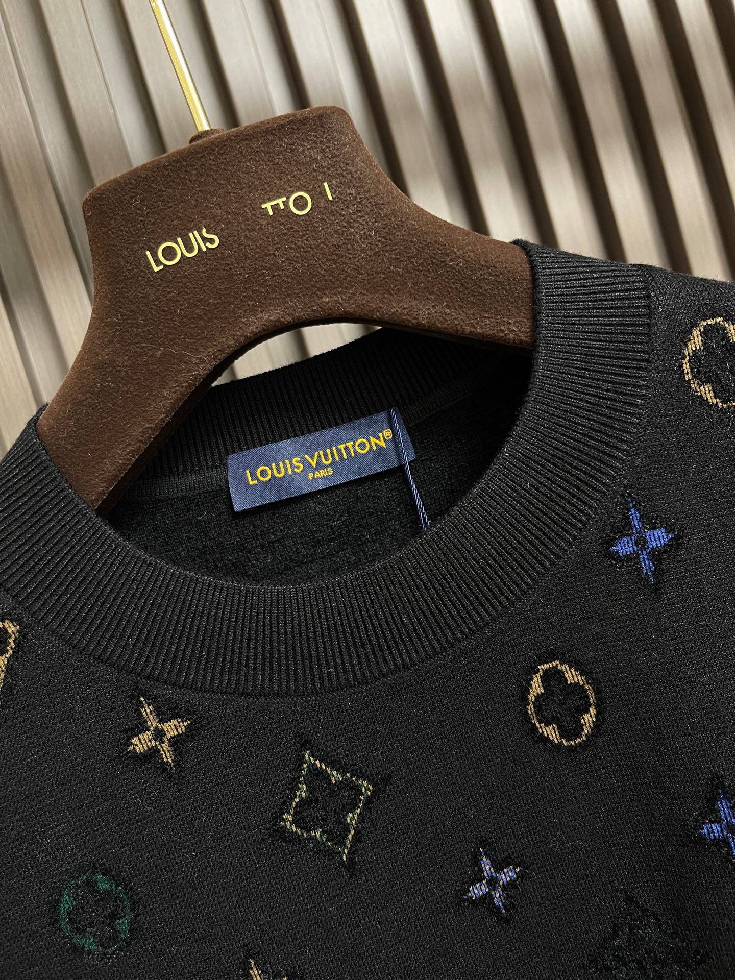 🛒🛒LV 2025ss秋冬新款针织圆领毛衣，意大利进口羊毛混纺面料，高密度针织，时尚百搭毛衣，帅气十足。