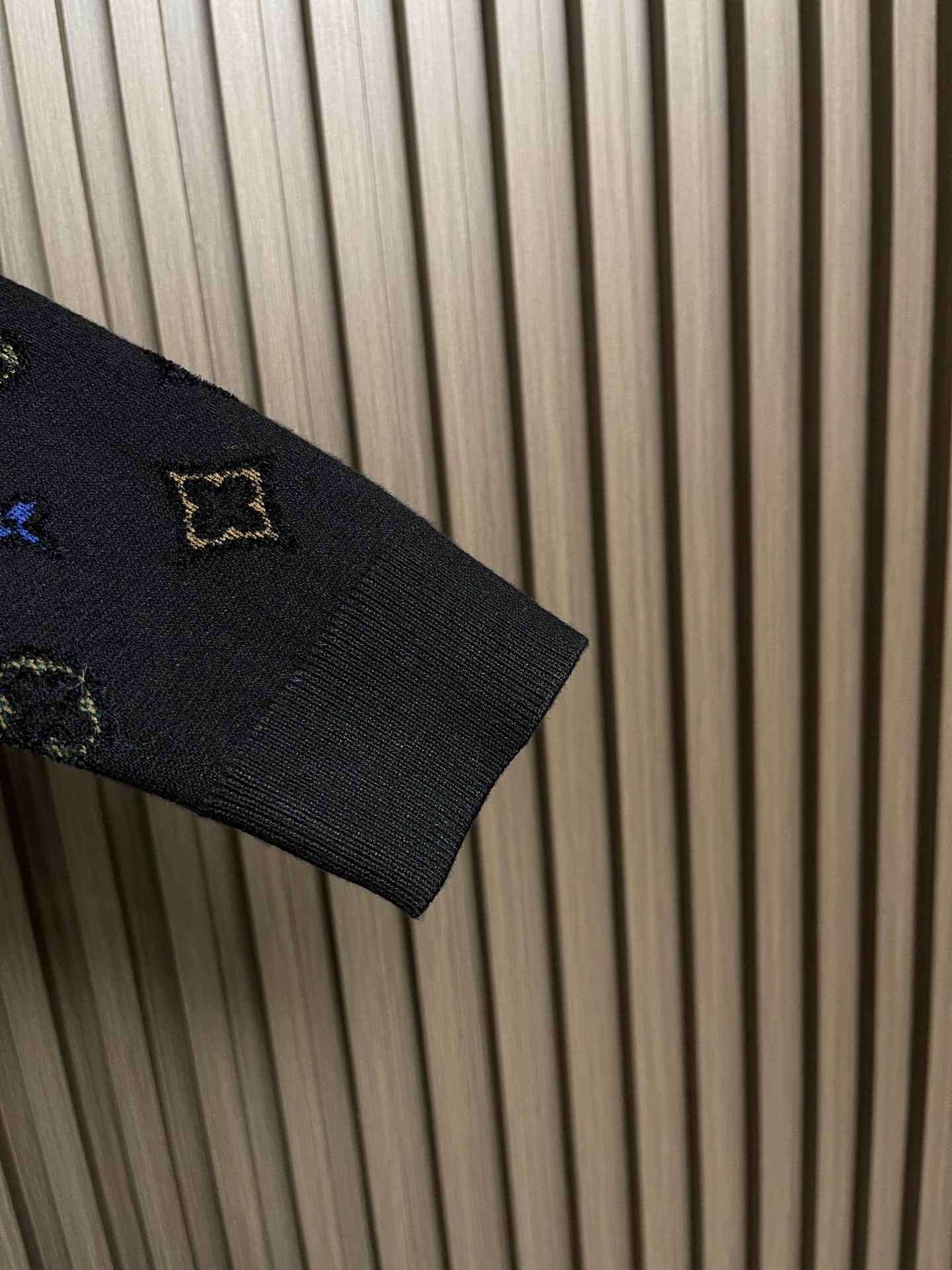 🛒🛒LV 2025ss秋冬新款针织圆领毛衣，意大利进口羊毛混纺面料，高密度针织，时尚百搭毛衣，帅气十足。