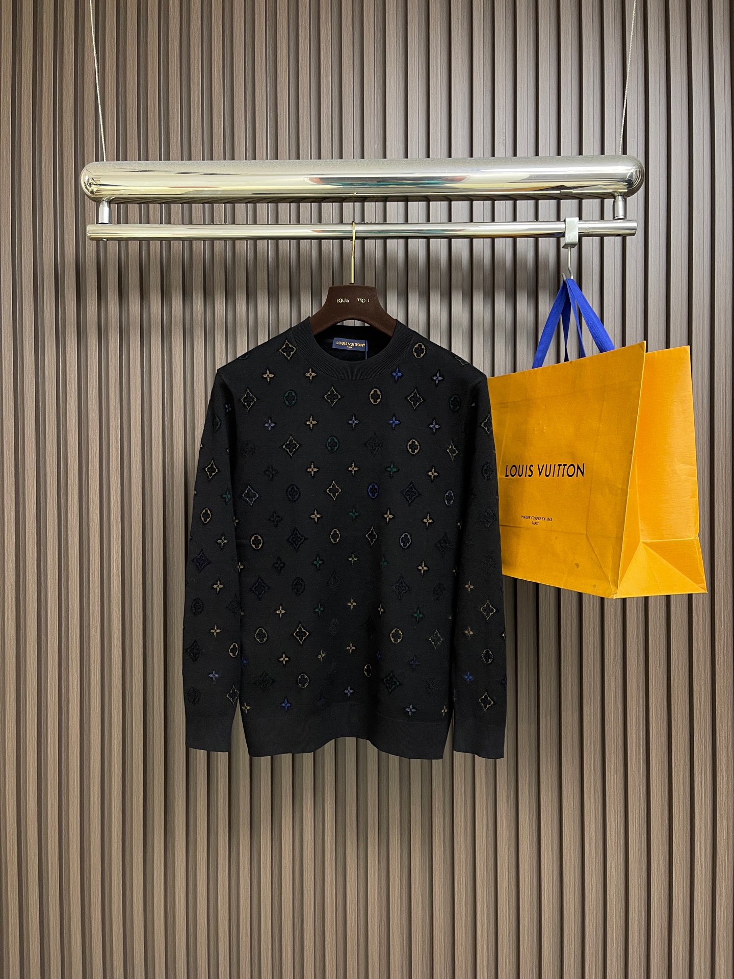 🛒🛒LV 2025ss秋冬新款针织圆领毛衣，意大利进口羊毛混纺面料，高密度针织，时尚百搭毛衣，帅气十足。